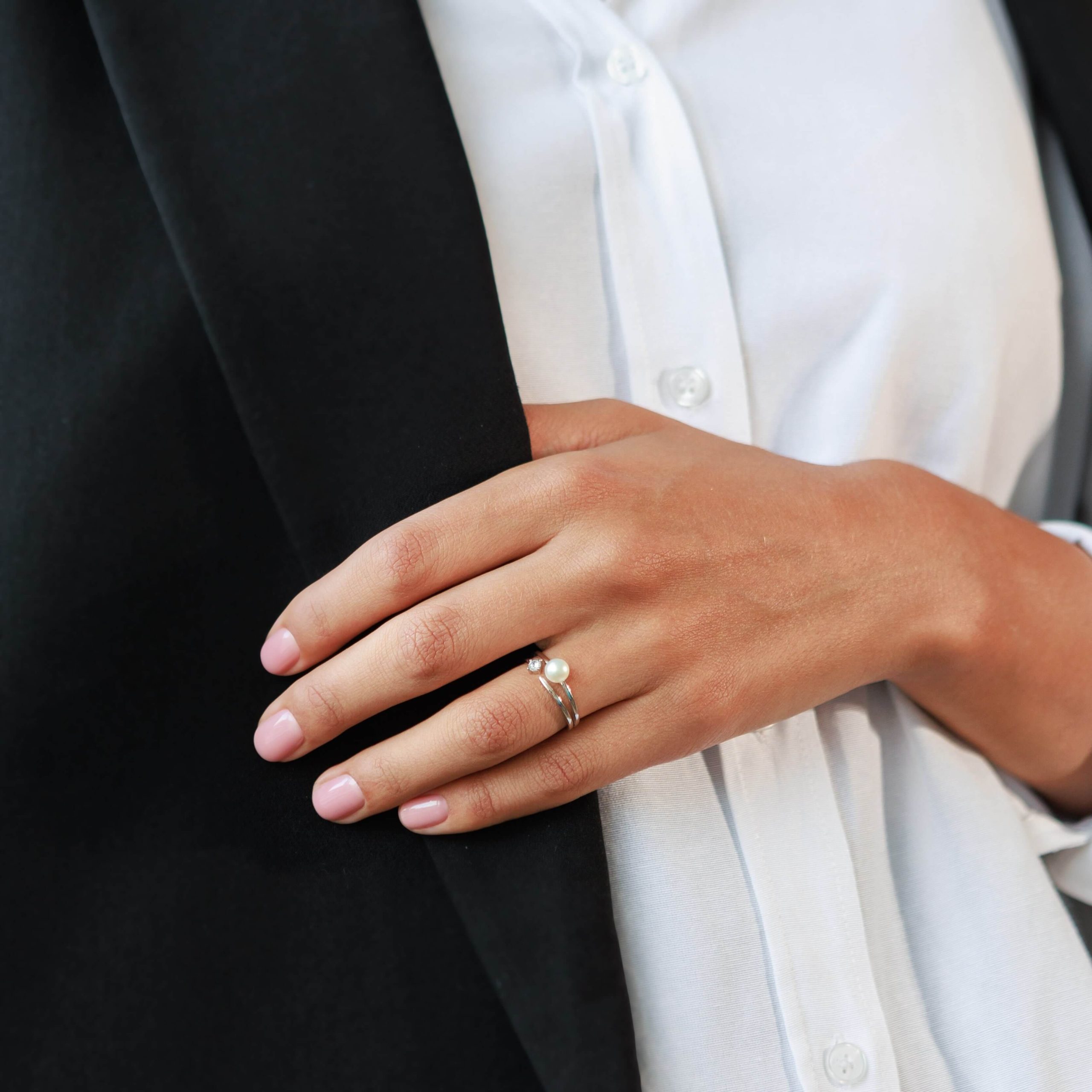 Anillo con perla de agua dulce y cristal de circonita en plata de ley 925 rodiada – Gaura Pearls - Imagen 4