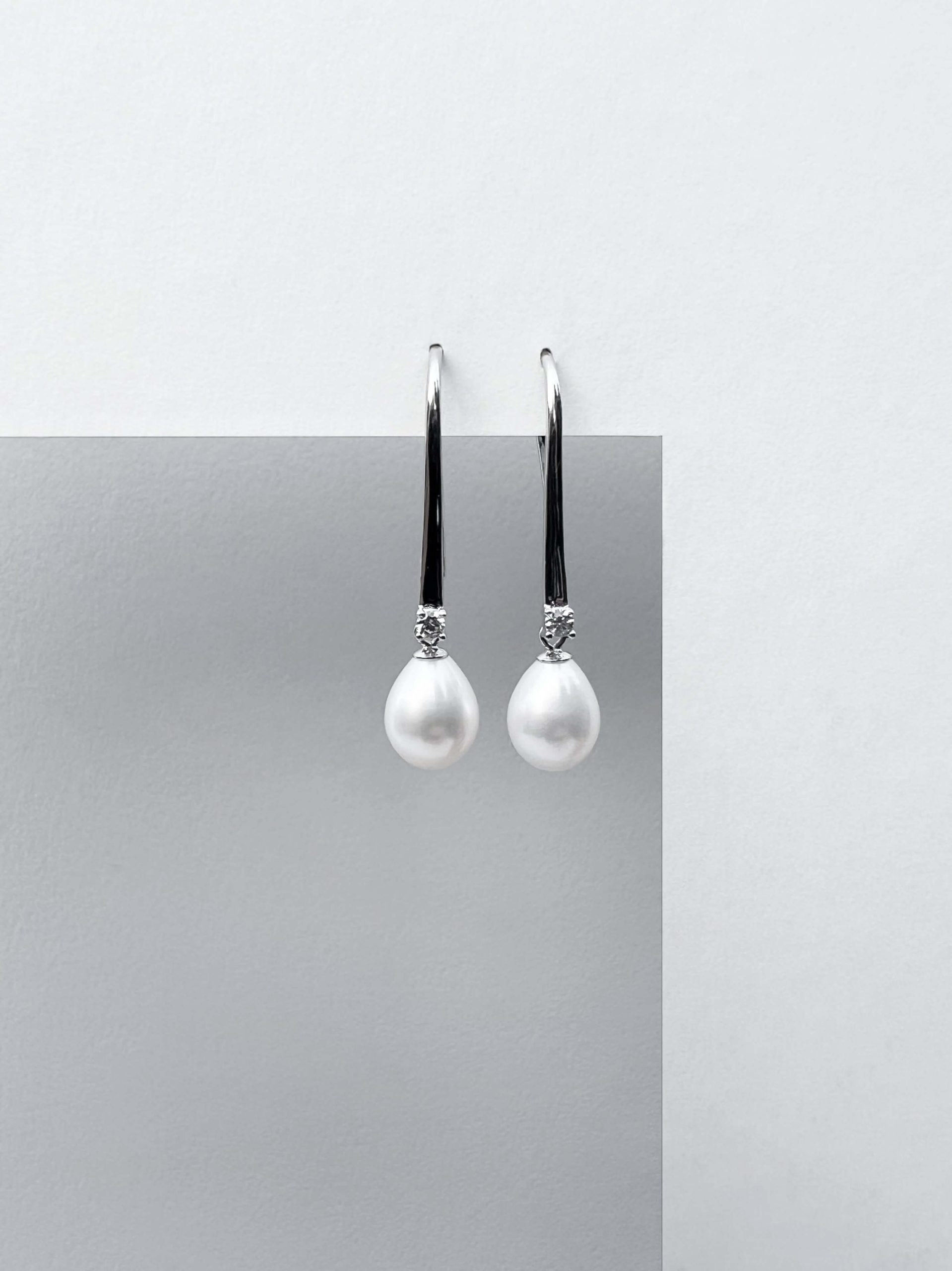 Pendientes de plata de ley 925 con baño de rodio, perla de agua dulce y cristal de circonita – Gaura Pearls - Imagen 4