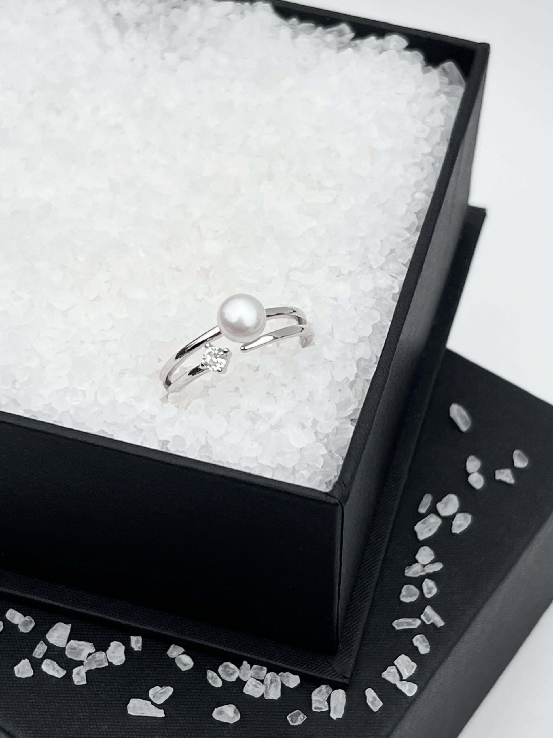 Anillo con perla de agua dulce y cristal de circonita en plata de ley 925 rodiada – Gaura Pearls - Imagen 3