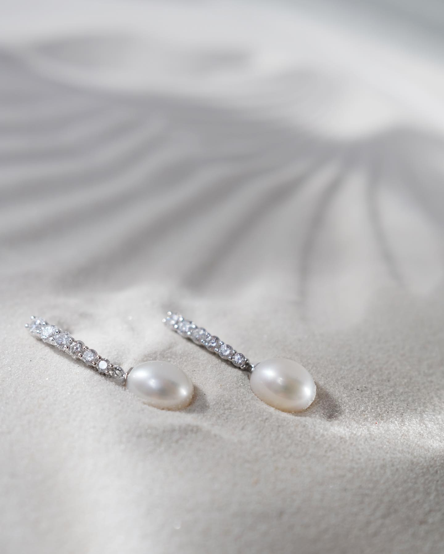 Pendientes de plata de ley 925 con baño de rodio, perla de agua dulce y cristal de circonita – Gaura Pearls - Imagen 2