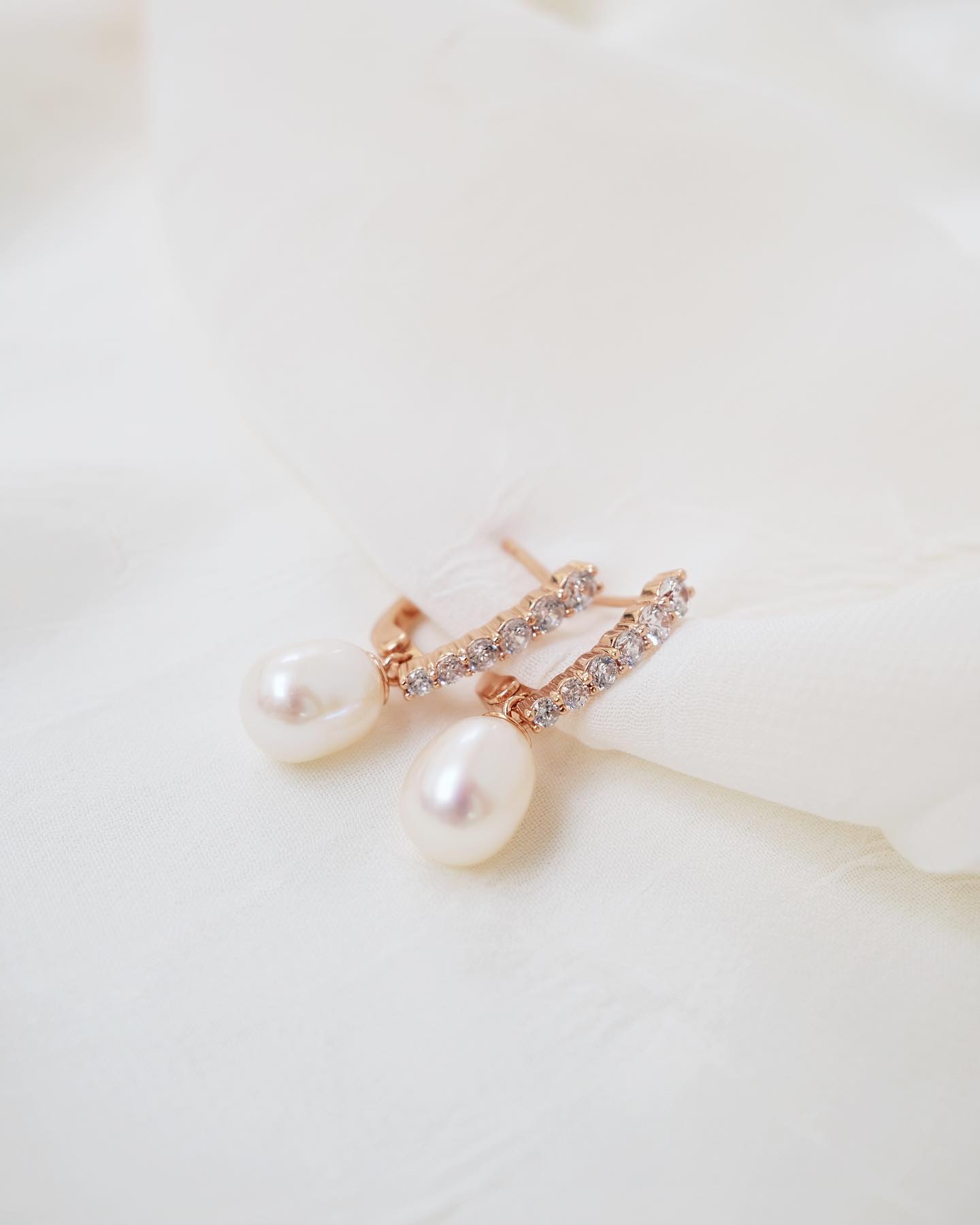 Pendientes de plata de ley 925 con baño de oro rosa de 14K, perla de agua dulce y cristal de circonita – Gaura Pearls - Imagen 2
