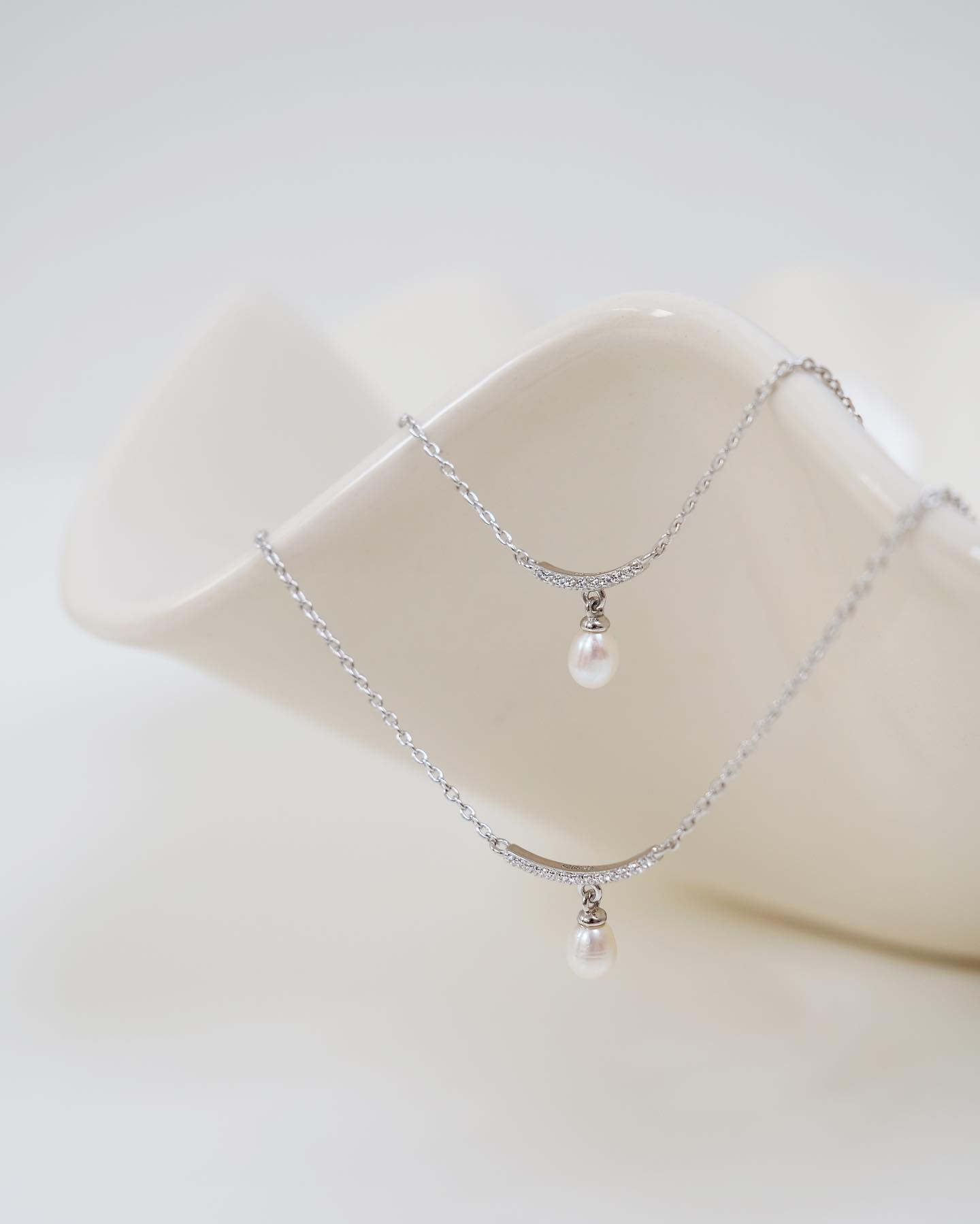 Collar de plata de ley 925 rodiada con perla de agua dulce y colgante con circonitas – Gaura Pearls - Imagen 5