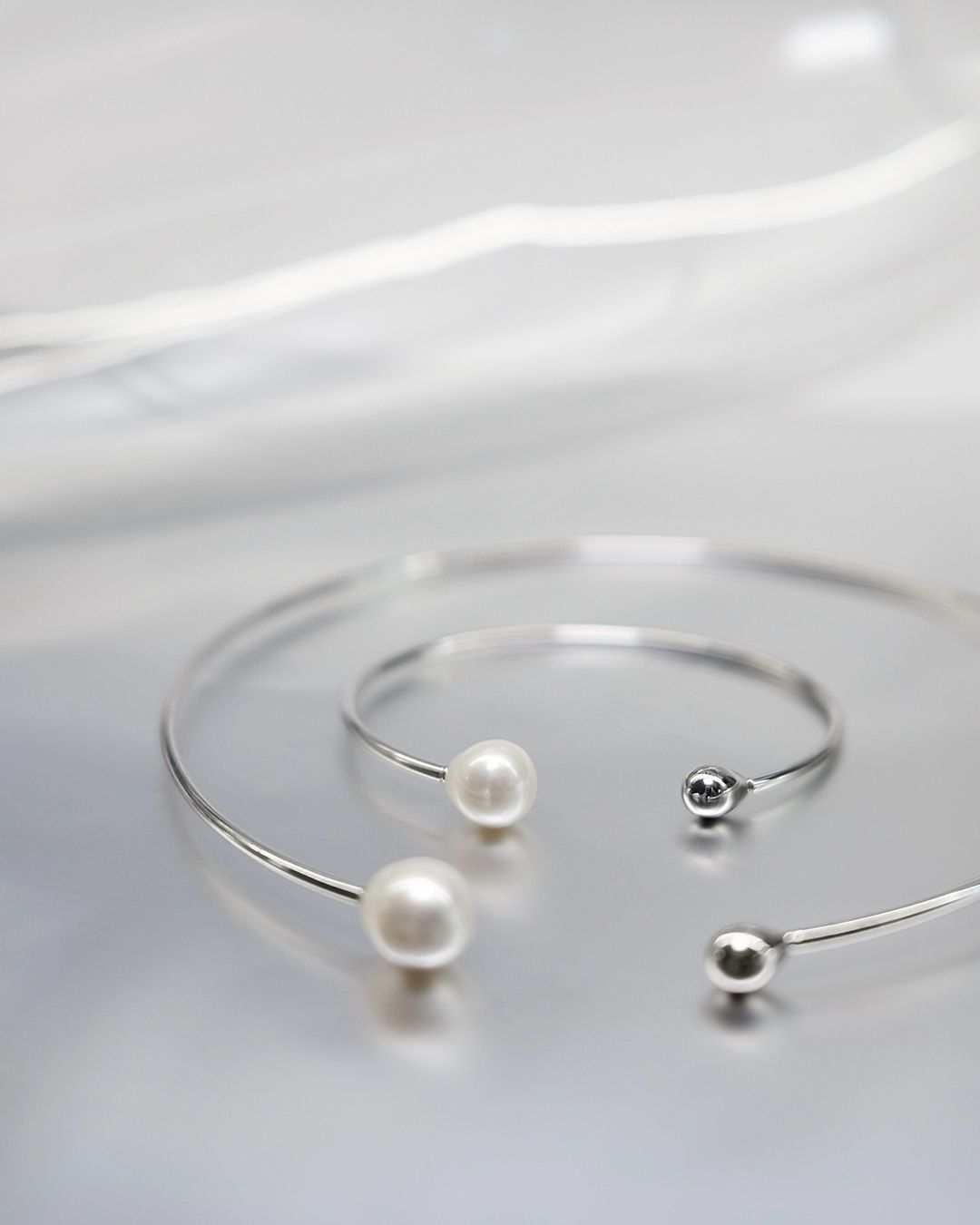 Brazalete de plata de ley 925 rodiada con perla Kasumi de agua dulce – Gaura Pearls - Imagen 3