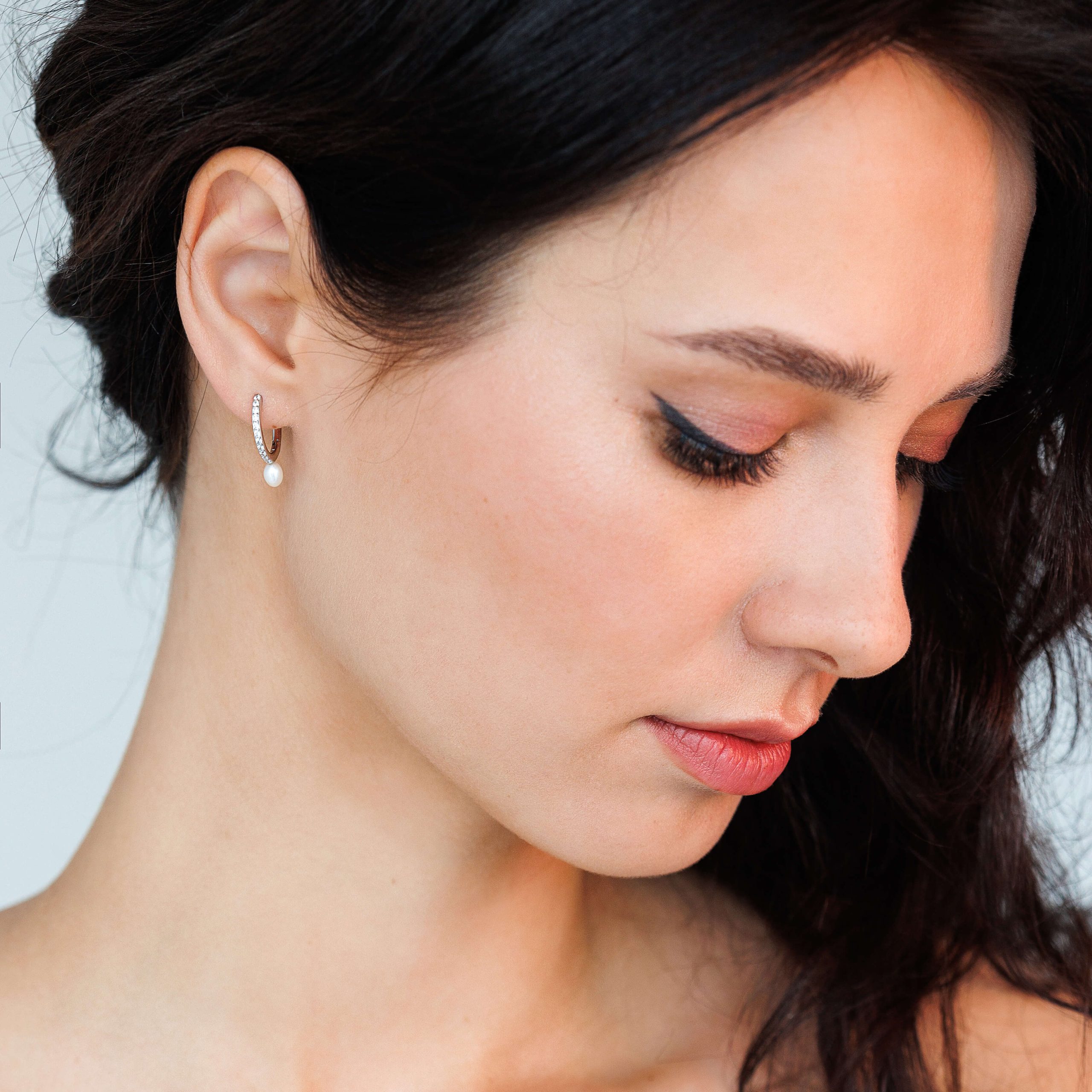 Pendientes de perlas de agua dulce con cristales de circonita en plata de ley 925 con baño de rodio – Gaura Pearls - Imagen 2