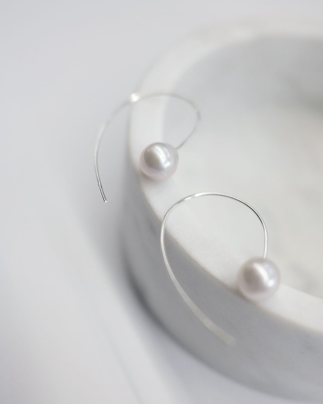 Pendientes de perlas Kasumi de agua dulce en plata de ley 925 con baño de rodio – Gaura Pearls - Imagen 2