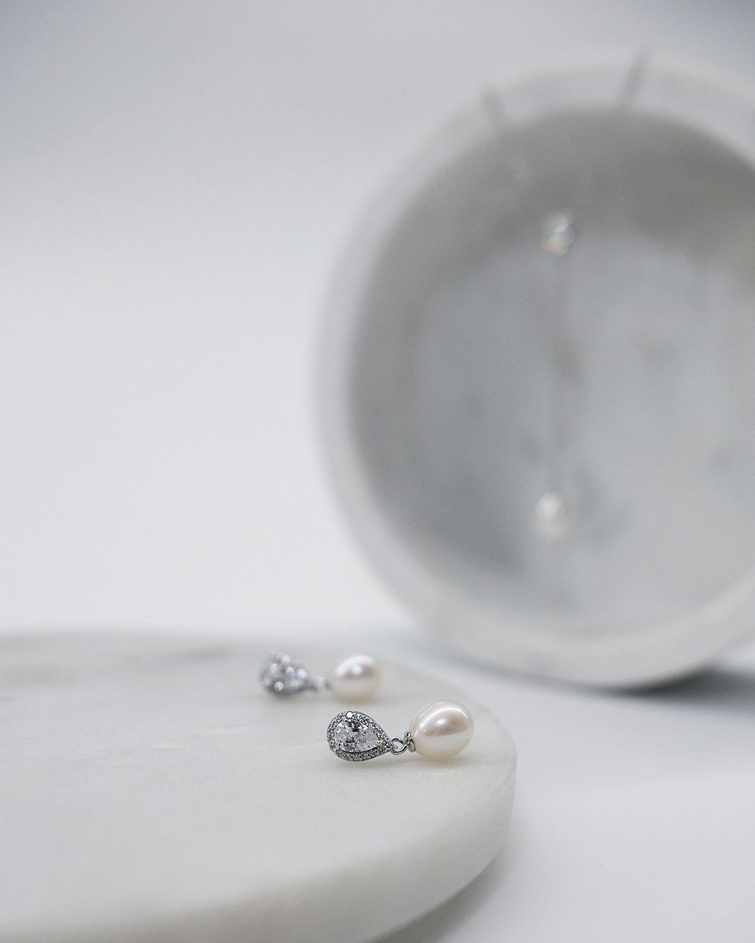 Pendientes de plata de ley 925 con baño de rodio, perla de agua dulce y cristales de circonita - Gaura Pearls - Imagen 4