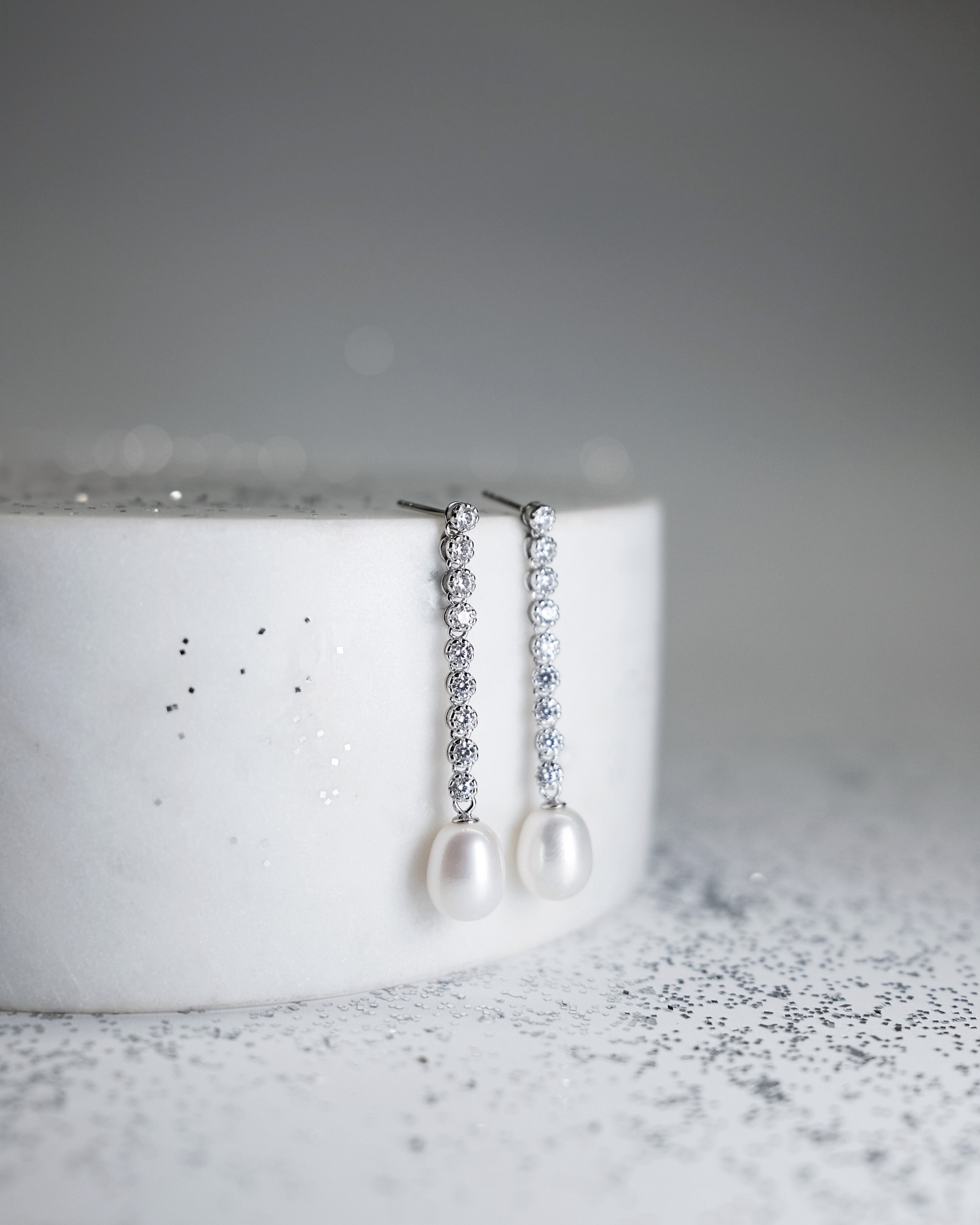Pendientes de plata de ley 925 con baño de rodio, perla de agua dulce y cristales de circonita - Gaura Pearls - Imagen 4