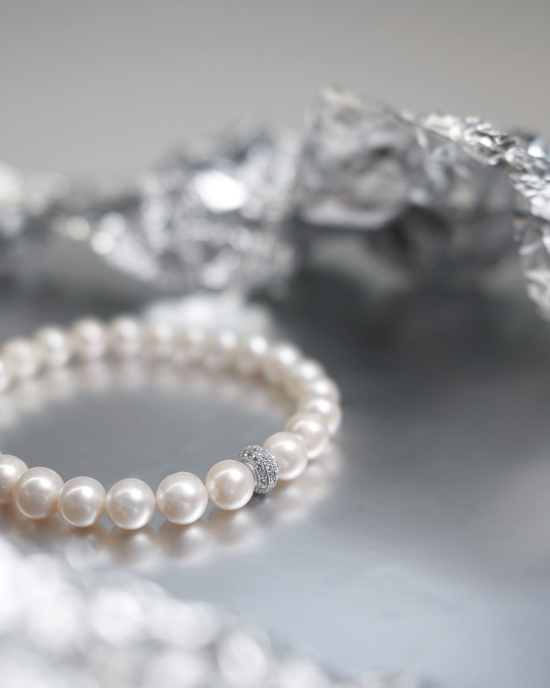 Pulsera de perlas de agua dulce con colgante de plata de ley 925 rodiada y cristal de circonita – Gaura Pearls - Imagen 2
