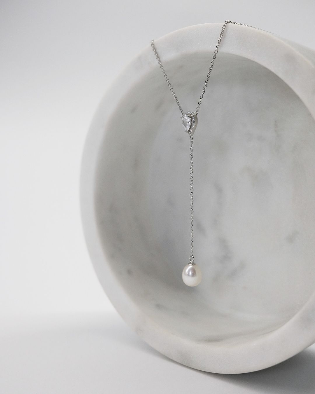 Collar de plata de ley 925 rodiada con perla de agua dulce y circonita – Gaura Pearls - Imagen 3