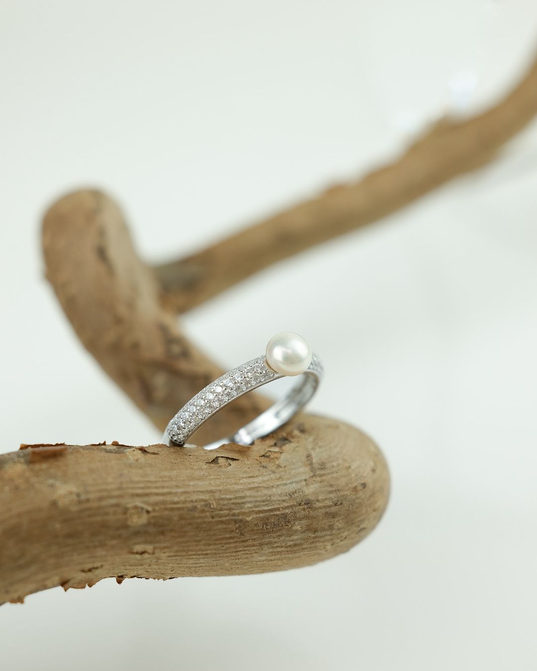 Anillo con perla de agua dulce y cristales de circonita en plata de ley 925 rodiada – Gaura Pearls - Imagen 4