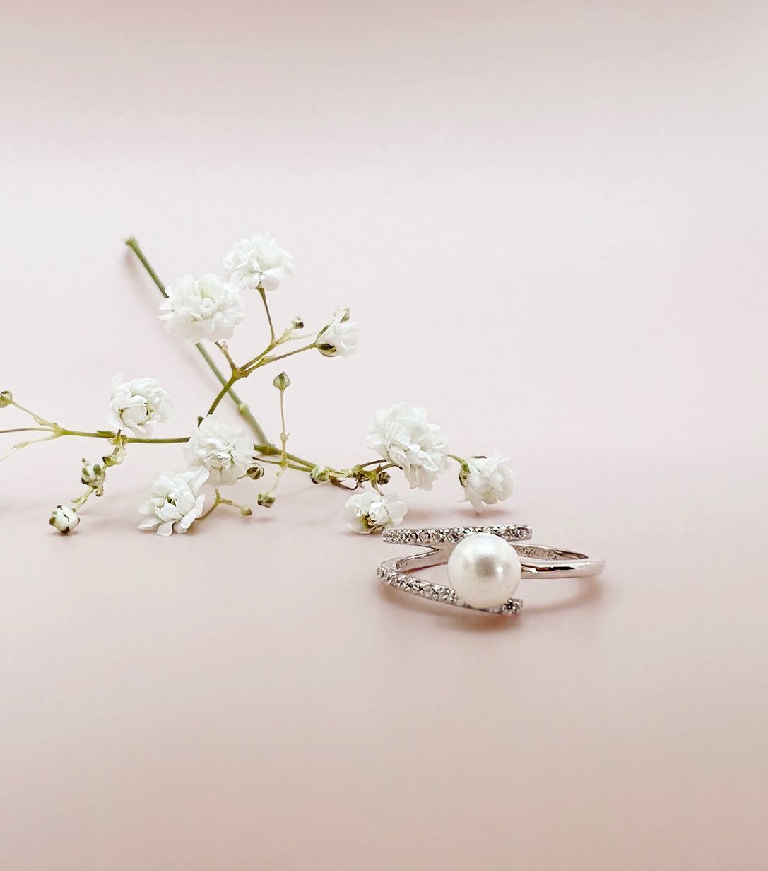 Anillo con perla de agua dulce y cristales de circonita en plata de ley 925 rodiada – Gaura Pearls - Imagen 3