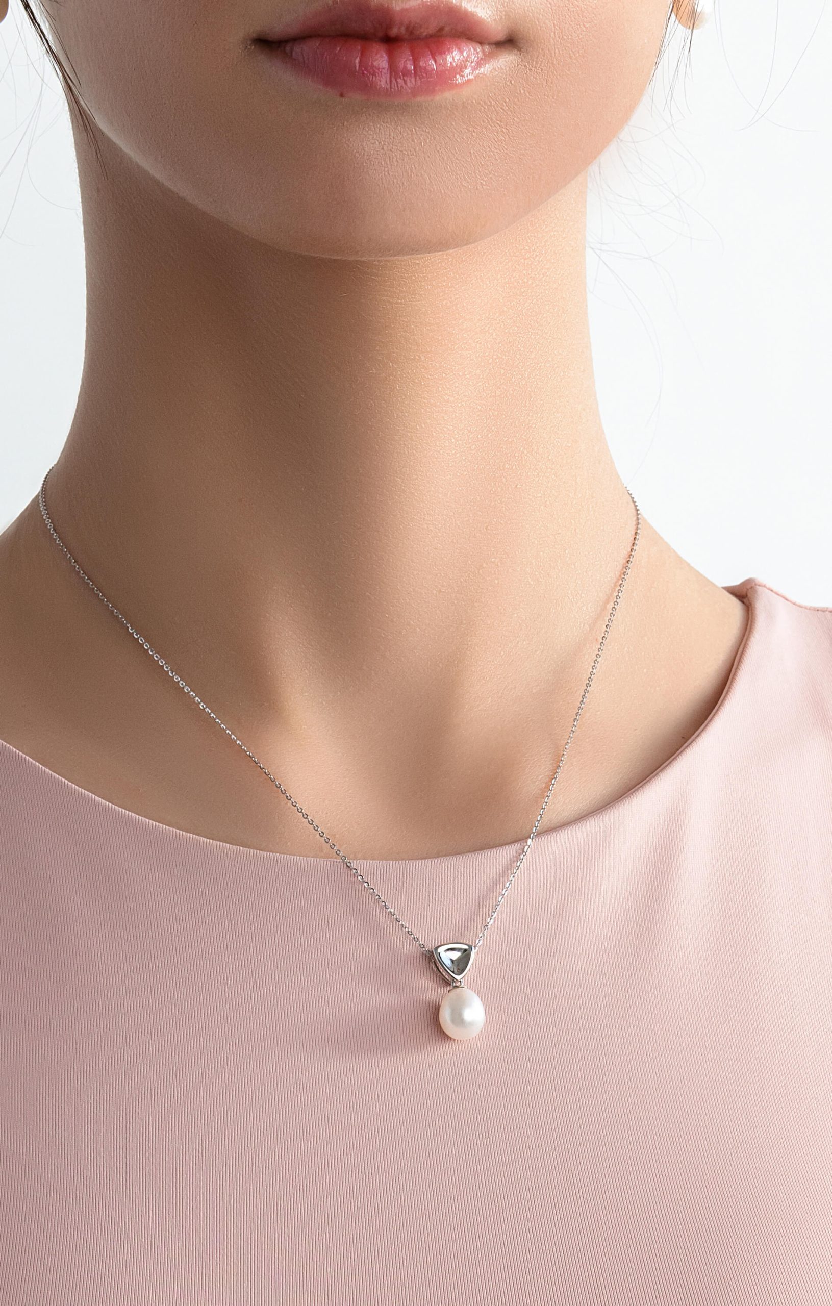 Colgante con perla de agua dulce en plata de ley 925 rodiada – Gaura Pearls - Imagen 4