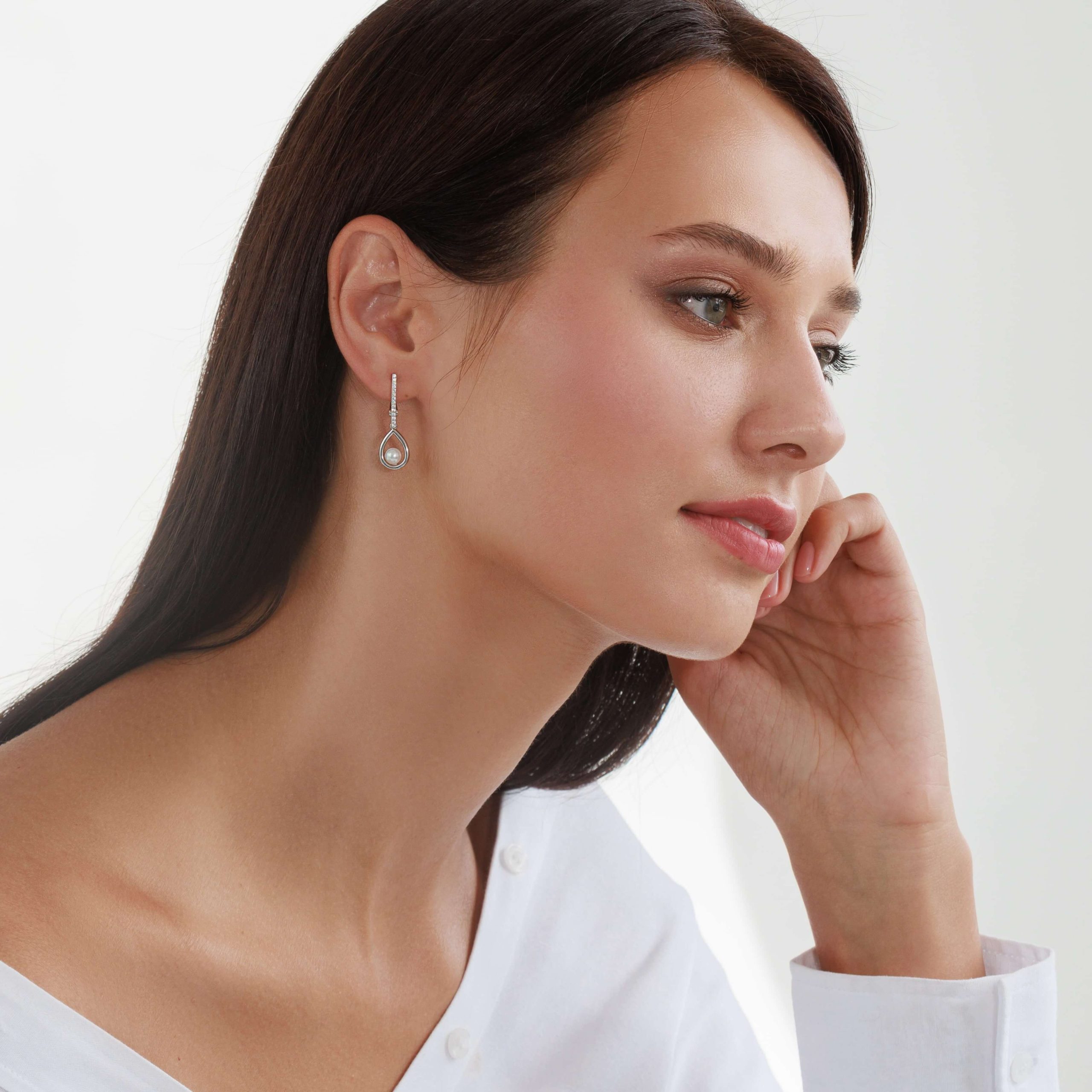 Pendientes de plata de ley 925 con baño de rodio, perla de agua dulce y cristal de circonita – Gaura Pearls - Imagen 3