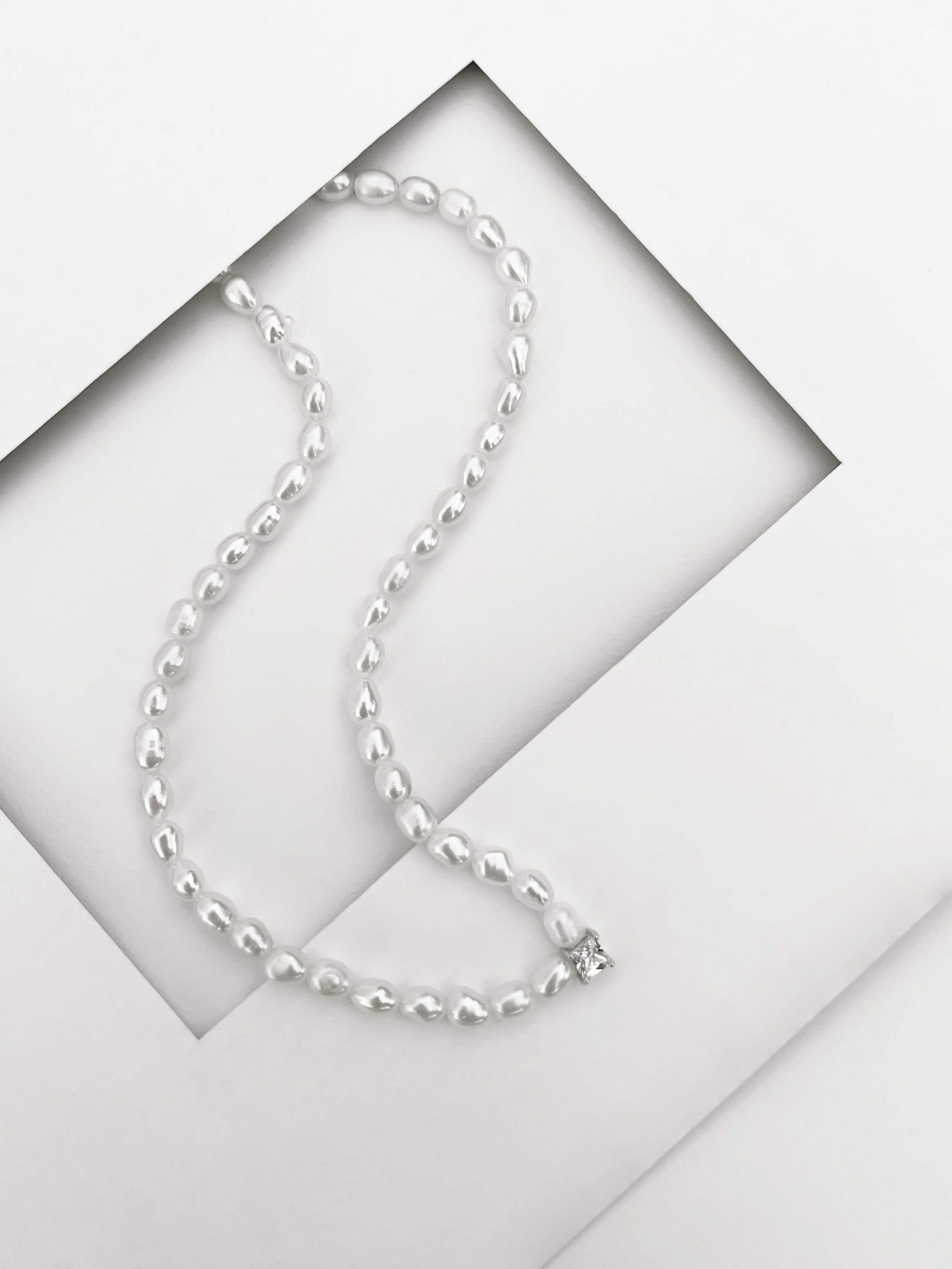 Collar de perlas de agua dulce con colgante de circonita en plata de ley 925 rodiada – Gaura Pearls - Imagen 2