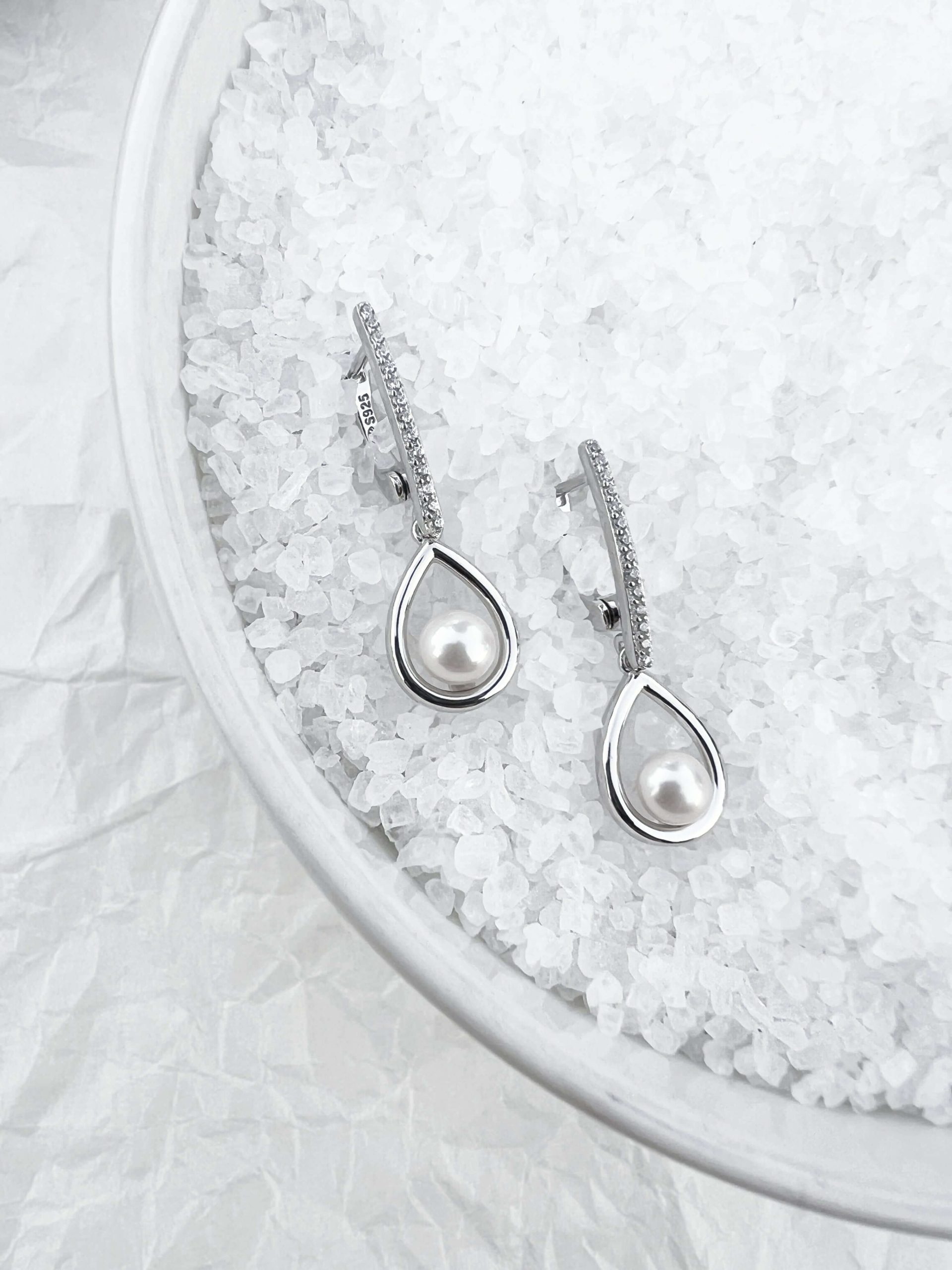 Pendientes de plata de ley 925 con baño de rodio, perla de agua dulce y cristal de circonita – Gaura Pearls - Imagen 2