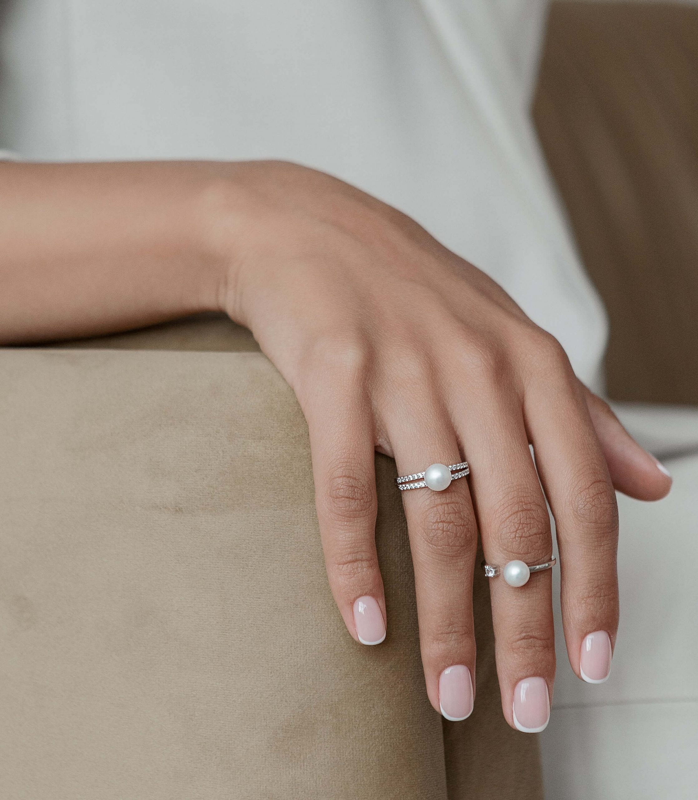 Anillo con perla de agua dulce y cristales de circonita en plata de ley 925 rodiada – Gaura Pearls - Imagen 4