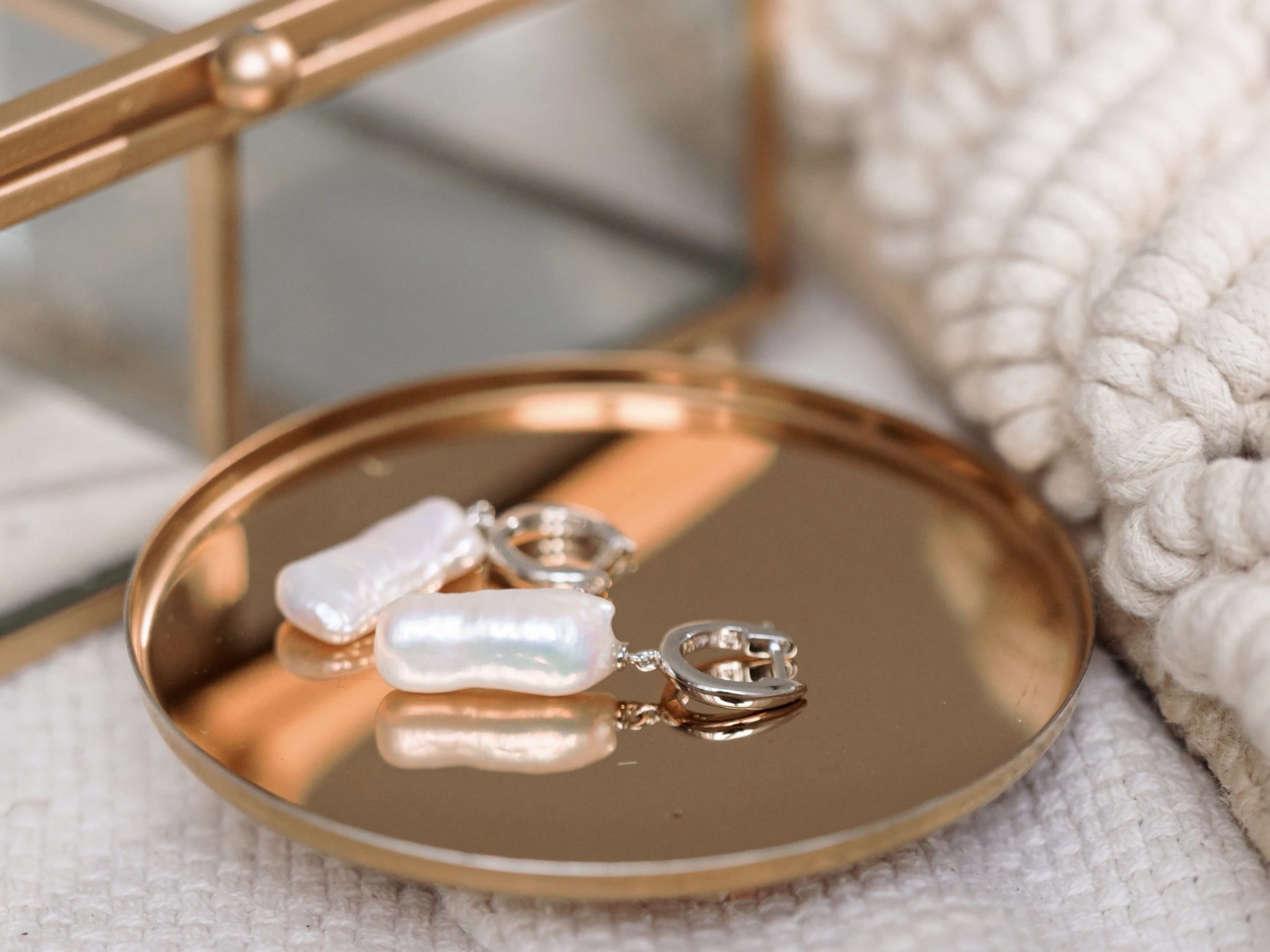 Pendientes de perlas Biwa de agua dulce en plata de ley 925 con baño de rodio – Gaura Pearls - Imagen 2