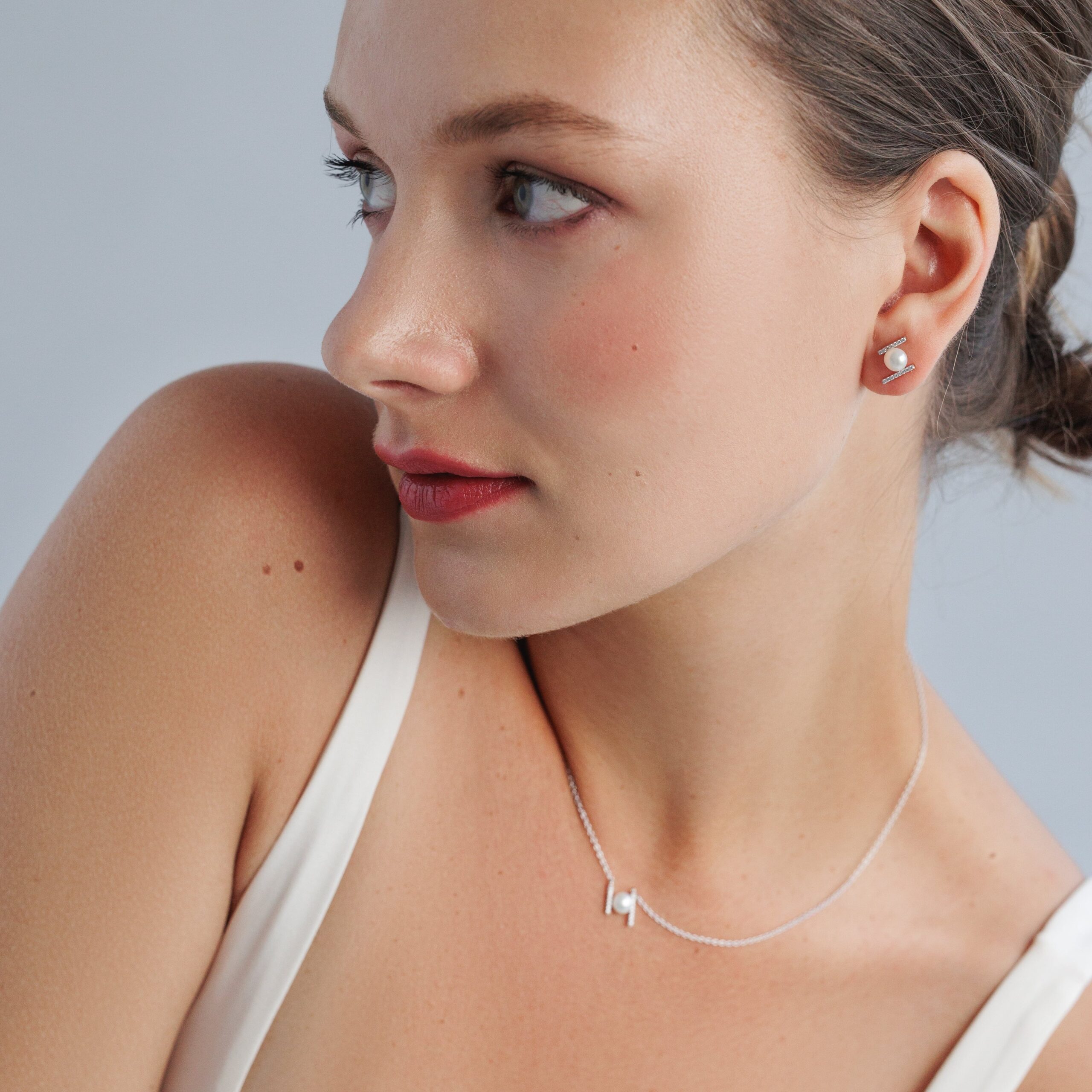 Pendientes de plata de ley 925 con baño de rodio, perla de agua dulce y cristal de circonita - Gaura Pearls - Imagen 3