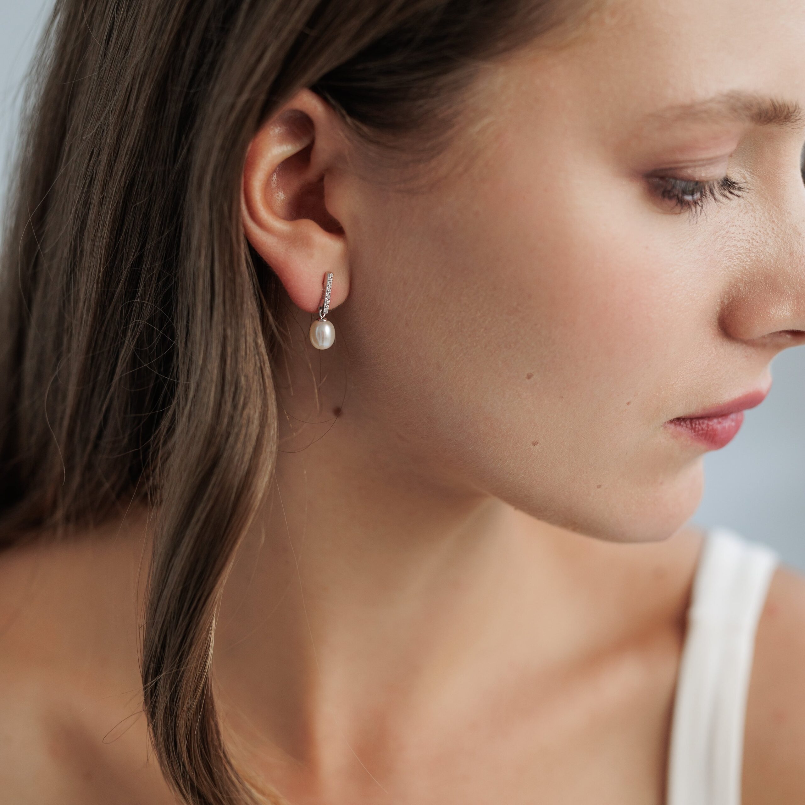 Pendientes de plata de ley 925 con baño de rodio, perla de agua dulce y cristal de circonita - Gaura Pearls - Imagen 3
