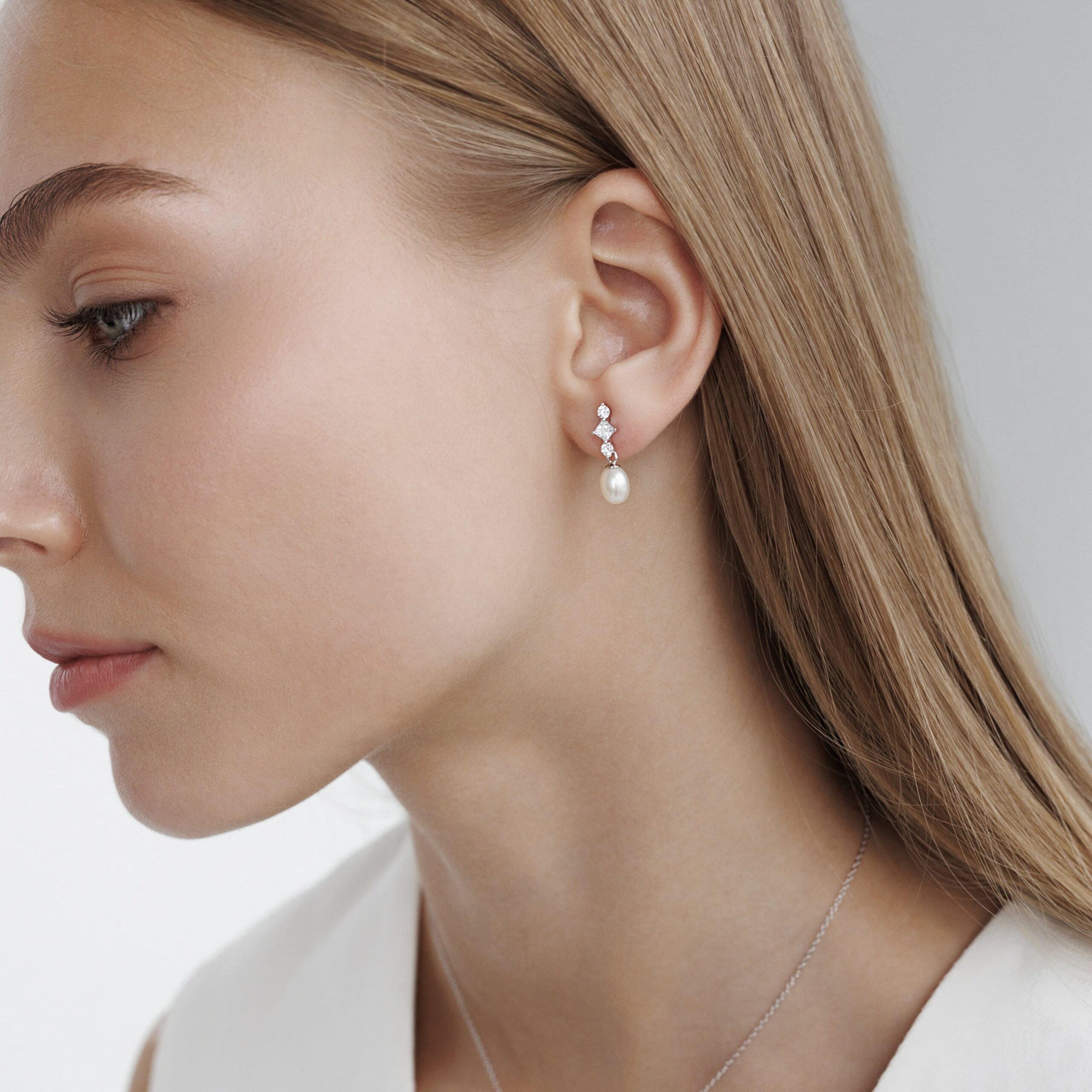 Pendientes de plata de ley 925 con baño de rodio, perla de agua dulce y cristales de circonita - Gaura Pearls - Imagen 3