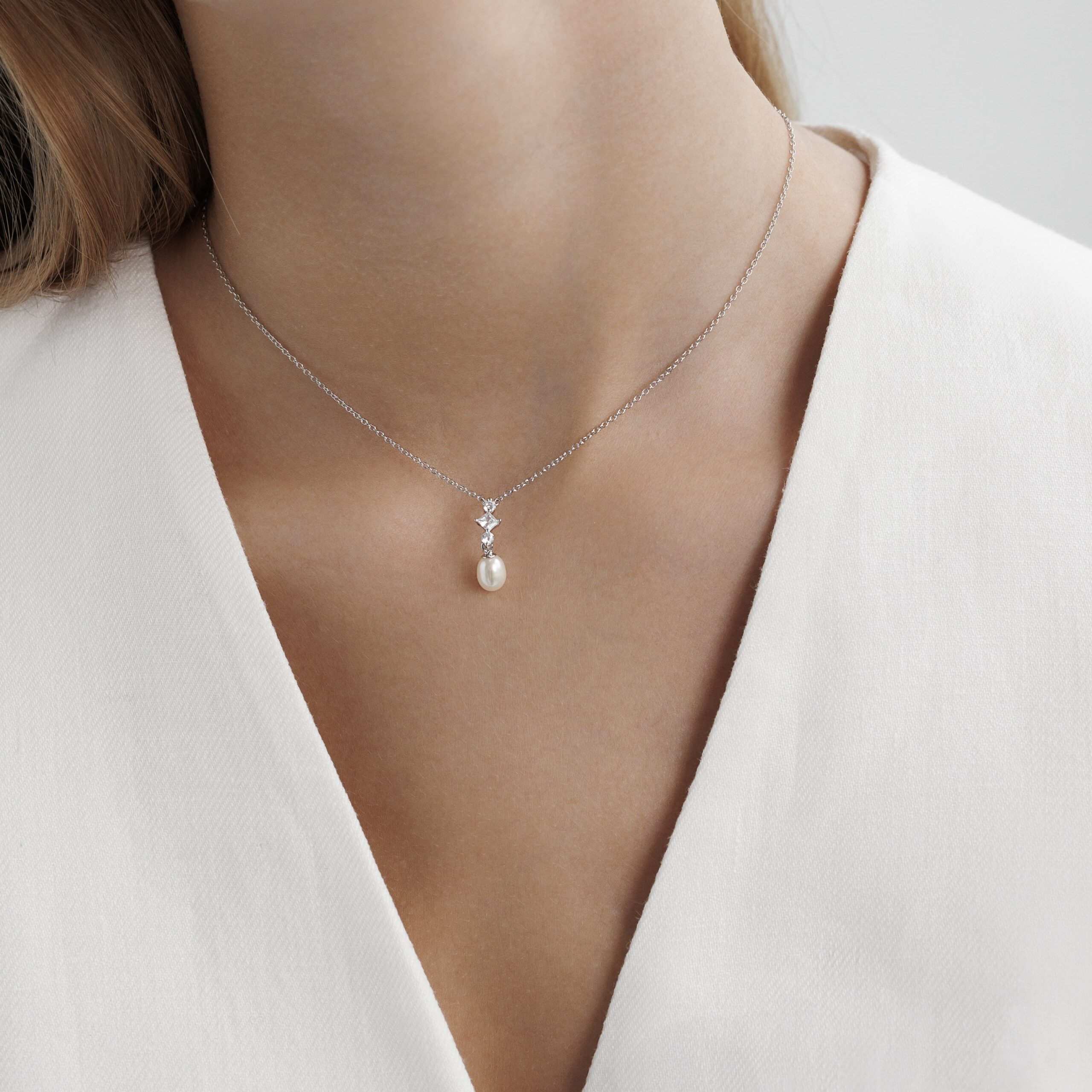 Collar con colgante de perla de agua dulce y circonita con plata de ley 925 rodiada – Gaura Pearls - Imagen 3