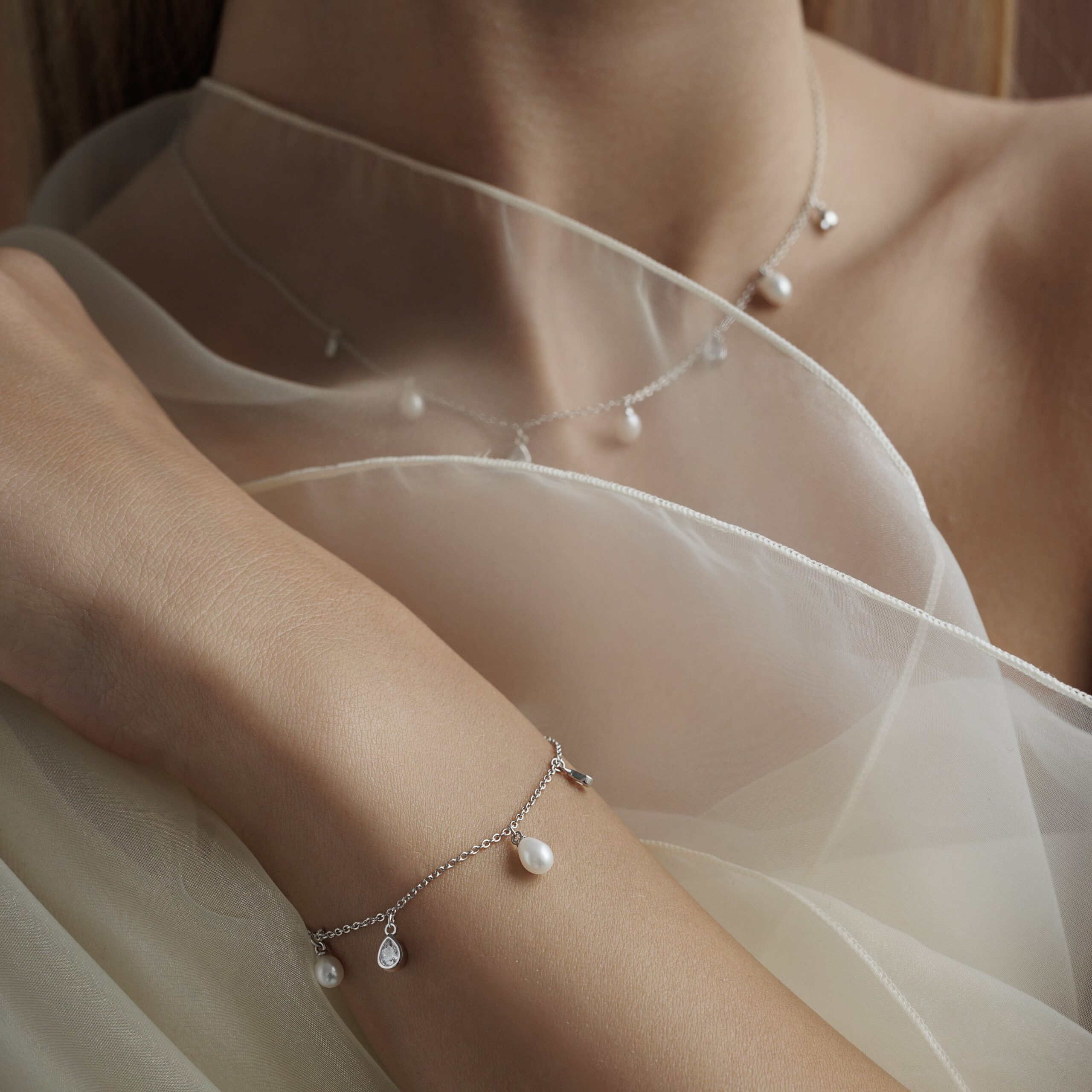 Pulsera de perlas de agua dulce con colgante de circonita y plata de ley 925 bañada en rodio – Gaura Pearls - Imagen 2