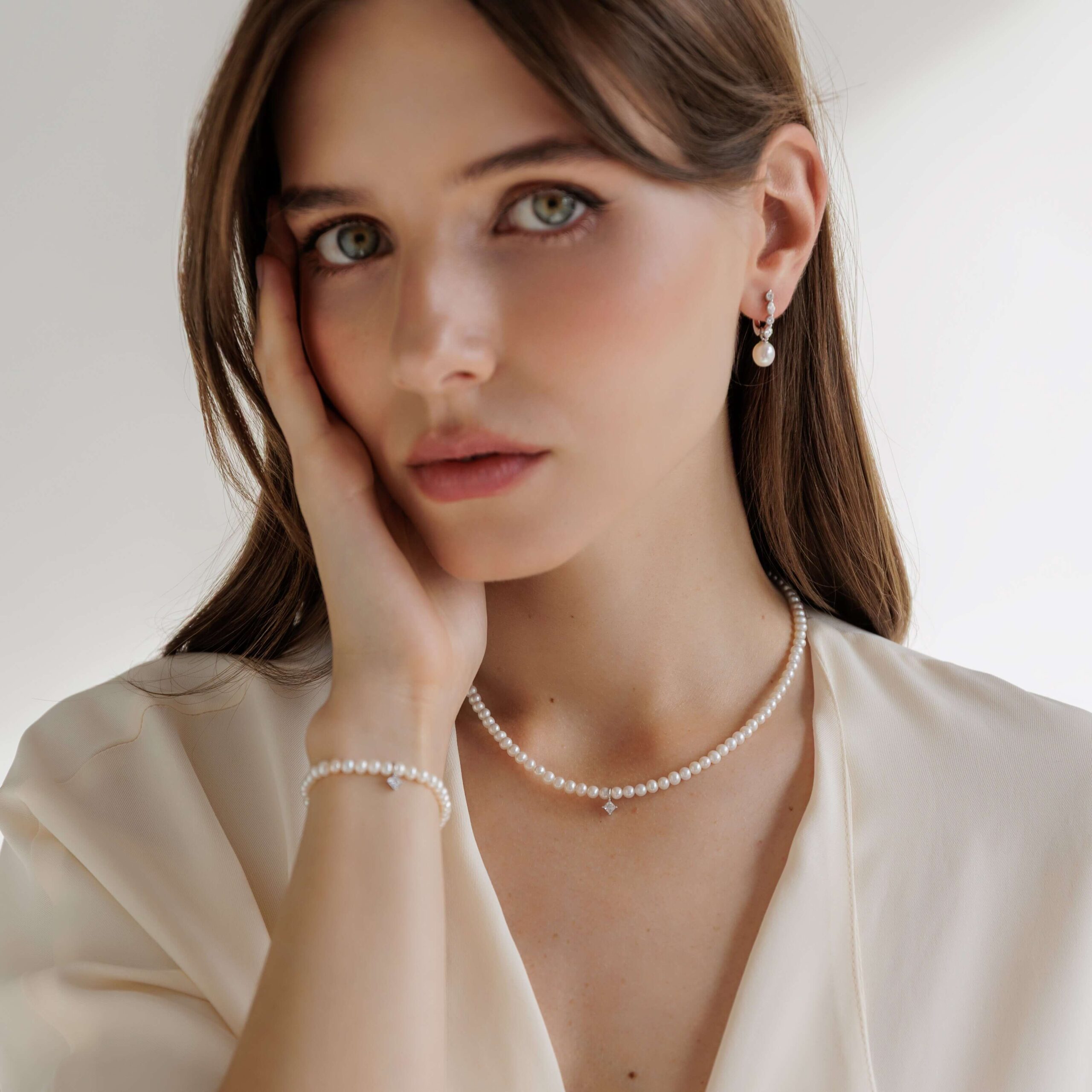 Collar de perlas de agua dulce con cristal de circonita en plata de ley 925 rodiada – Gaura Pearls - Imagen 2