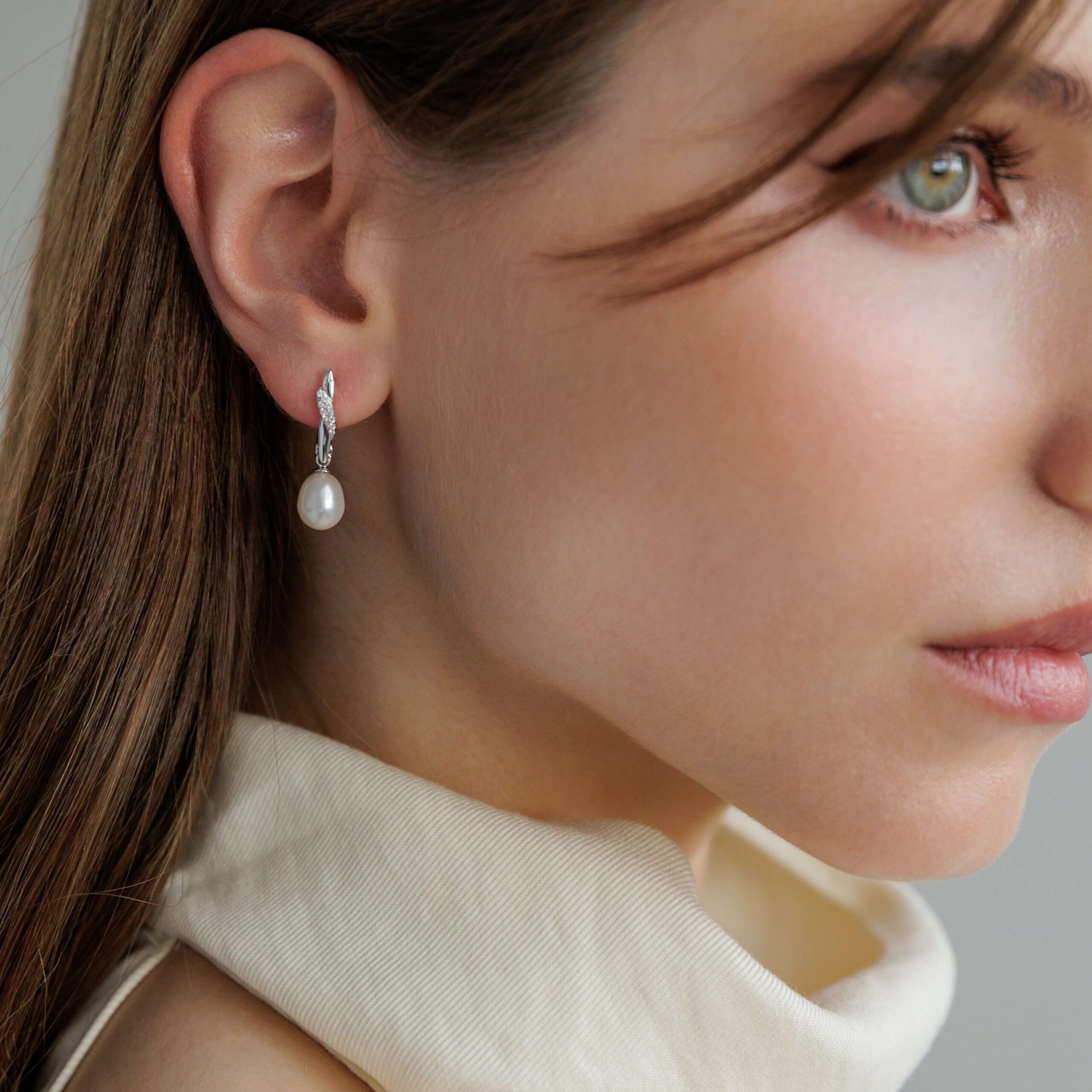Pendientes de plata de ley 925 con baño de rodio, perla de agua dulce y cristales de circonita - Gaura Pearls - Imagen 4