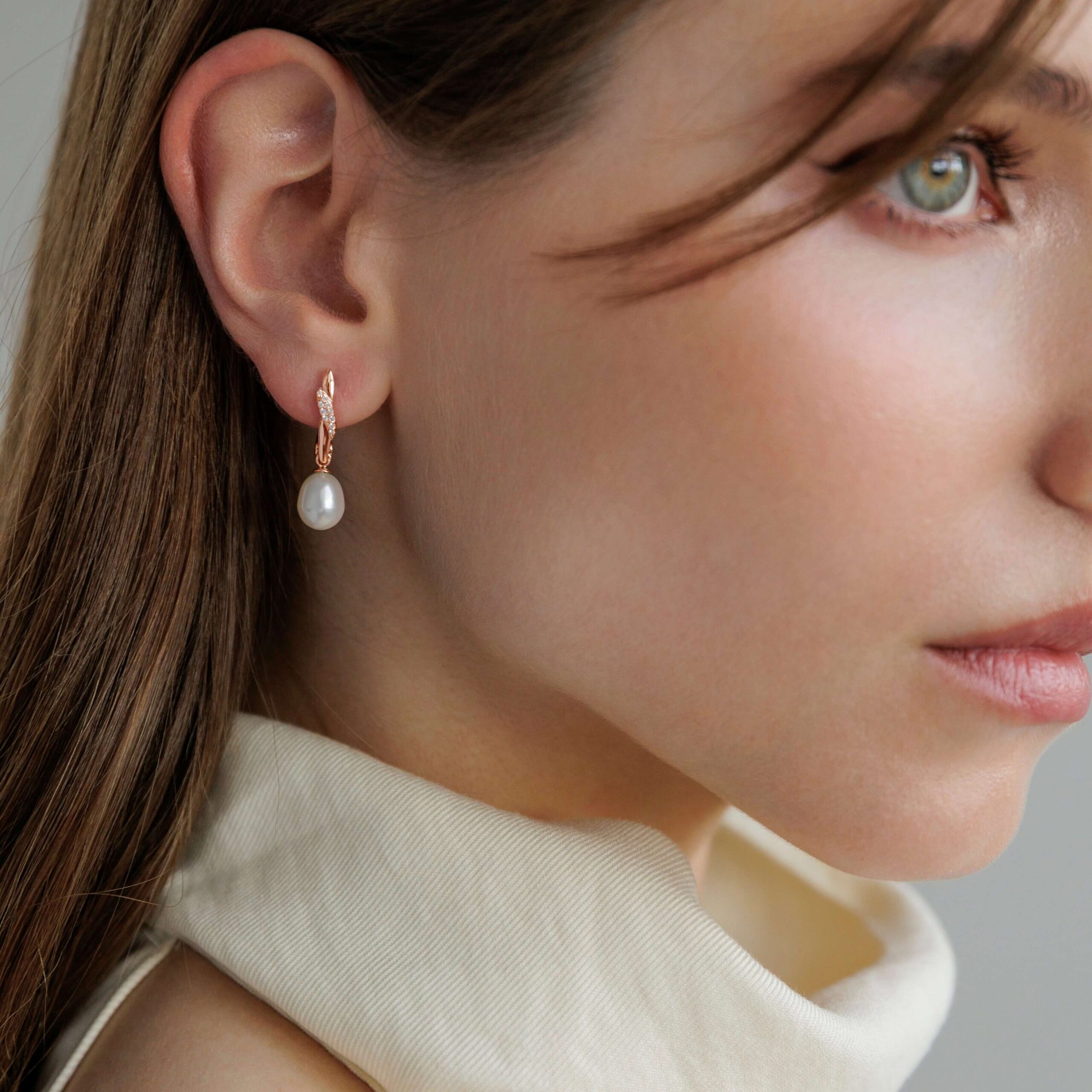 Pendientes de plata de ley 925 con baño de oro rosa de 14 quilates, perla de agua dulce y cristales de circonita - Gaura Pearls - Imagen 3