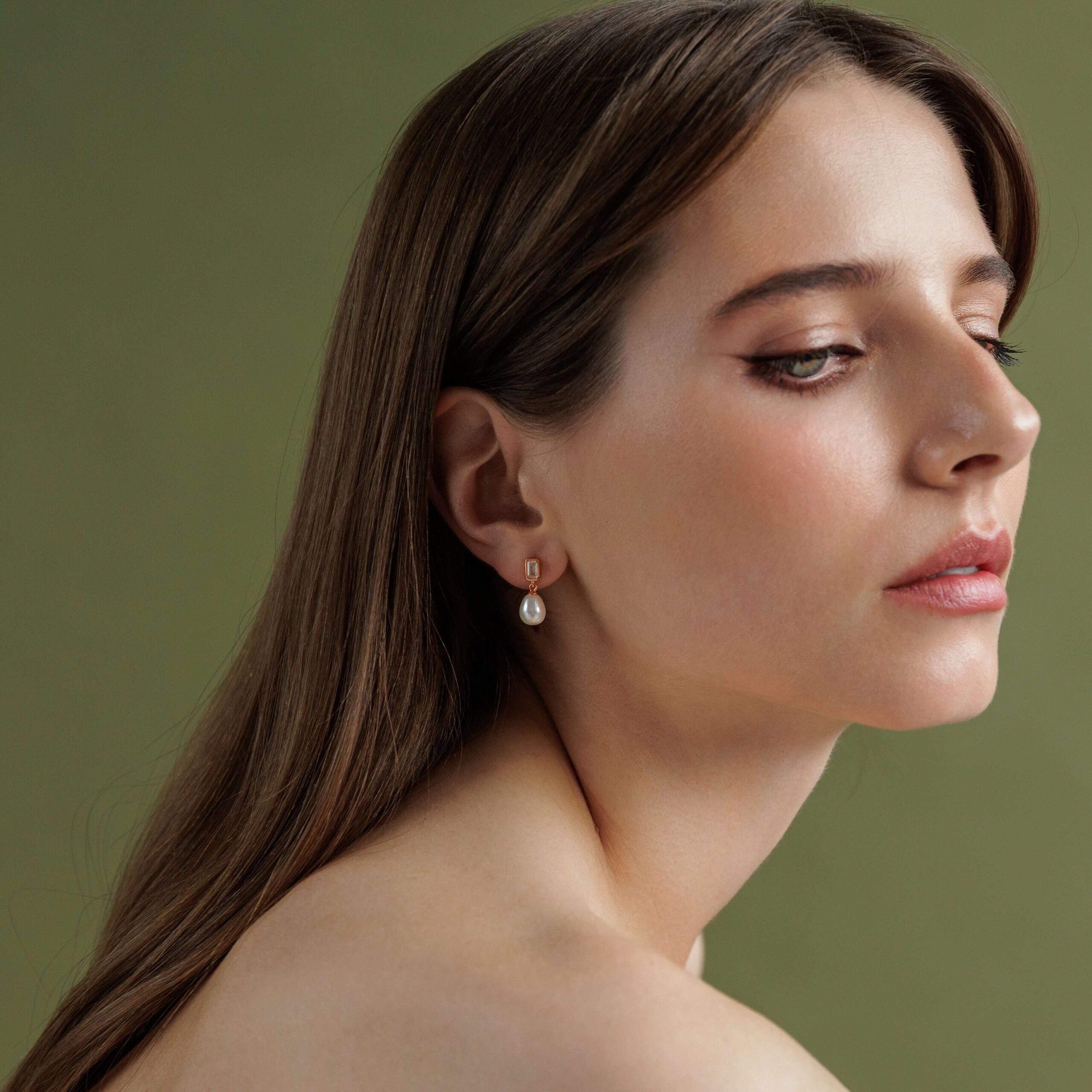 Pendientes de plata de ley 925 con baño de oro rosa de 14K, perla de agua dulce y cristal de circonita – Gaura Pearls - Imagen 2
