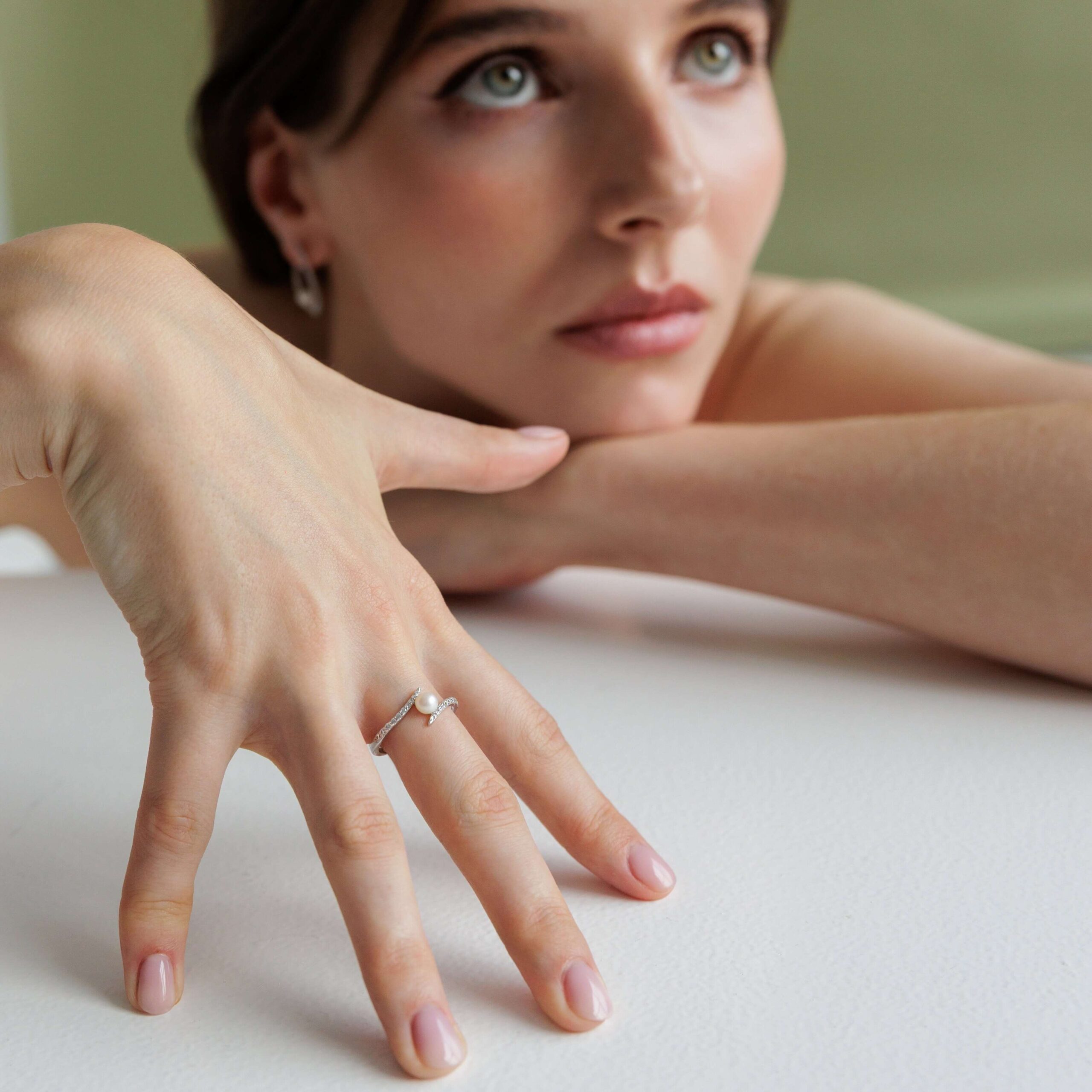 Anillo de plata de ley 925 rodiada con perla de agua dulce y cristal de circonita – Gaura Pearls - Imagen 3