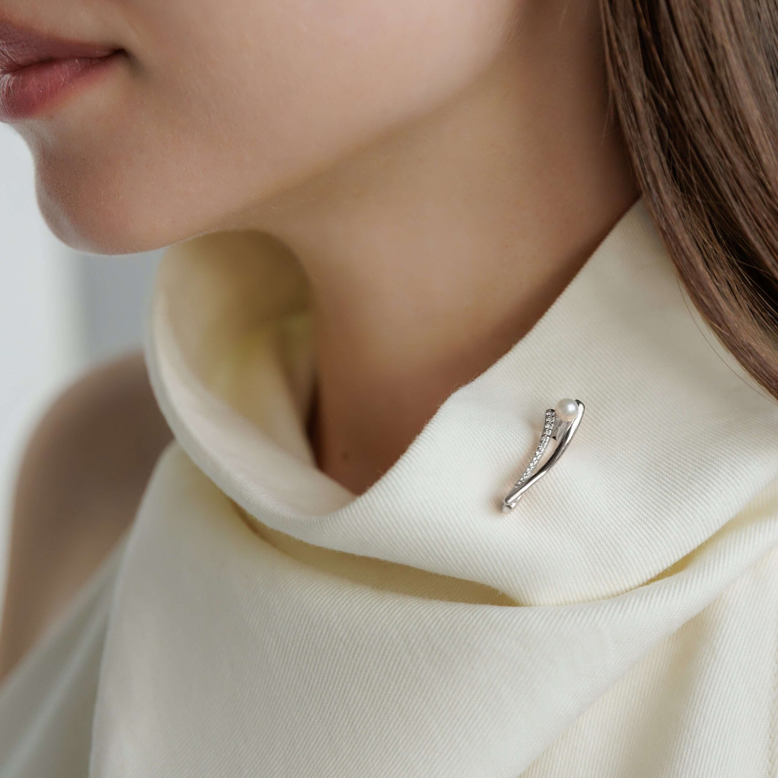 Broche de plata de ley 925 rodiada con perla de agua dulce y cristales de circonita – Gaura Pearls - Imagen 3