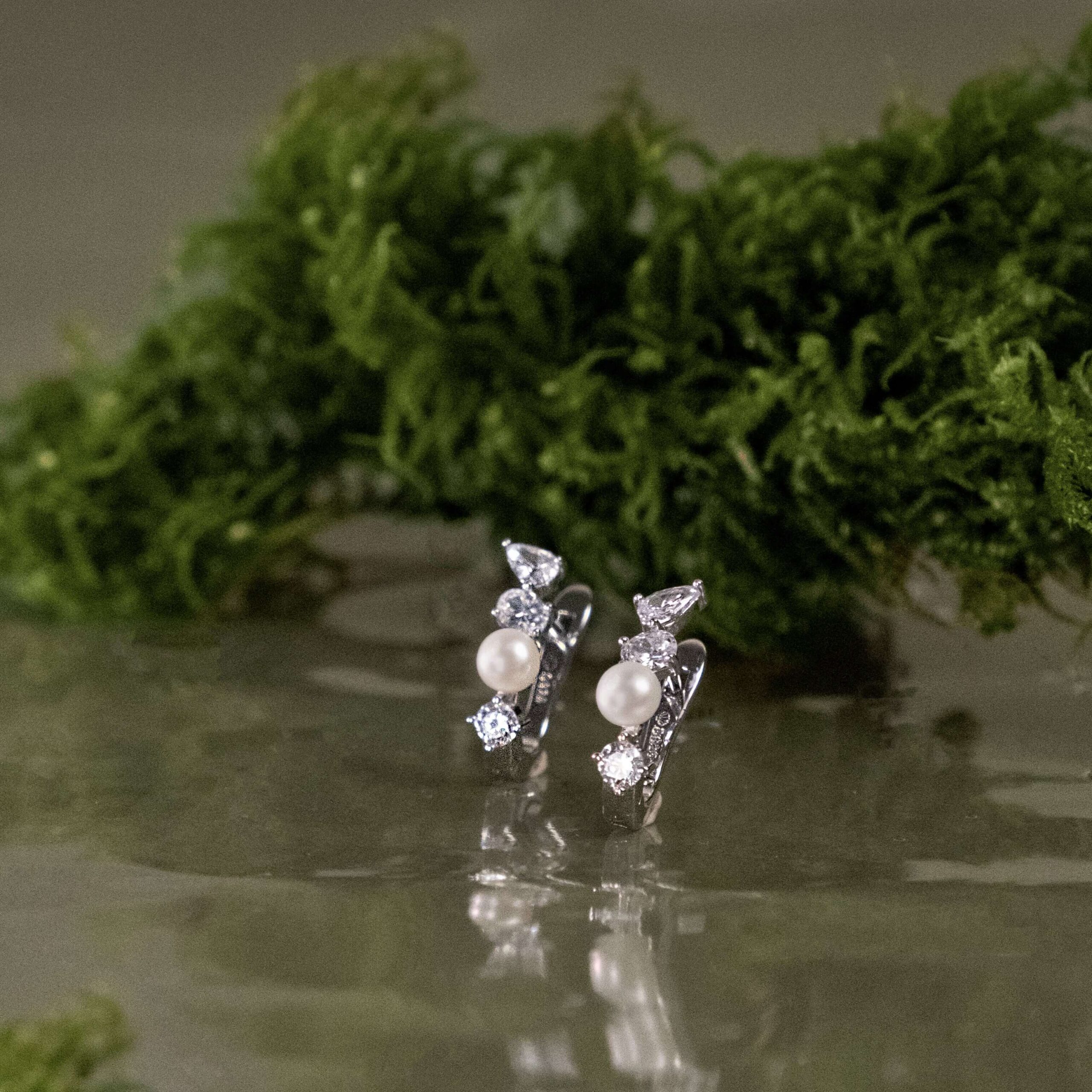 Pendientes de plata de ley 925 con baño de rodio, perla de agua dulce y circonita - Gaura Pearls - Imagen 3