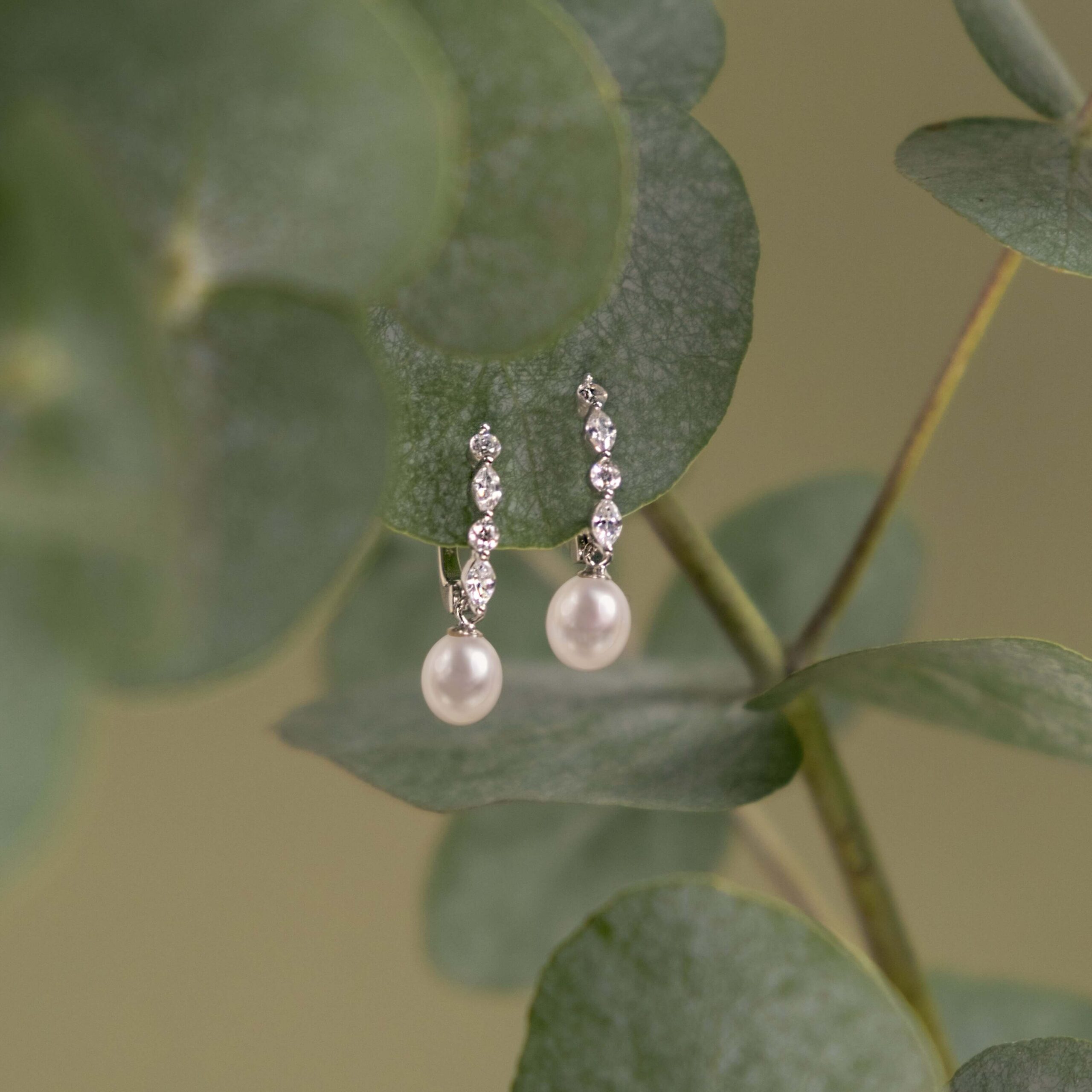 Pendientes de plata de ley 925 con baño de rodio, perla de agua dulce y circonita - Gaura Pearls - Imagen 3