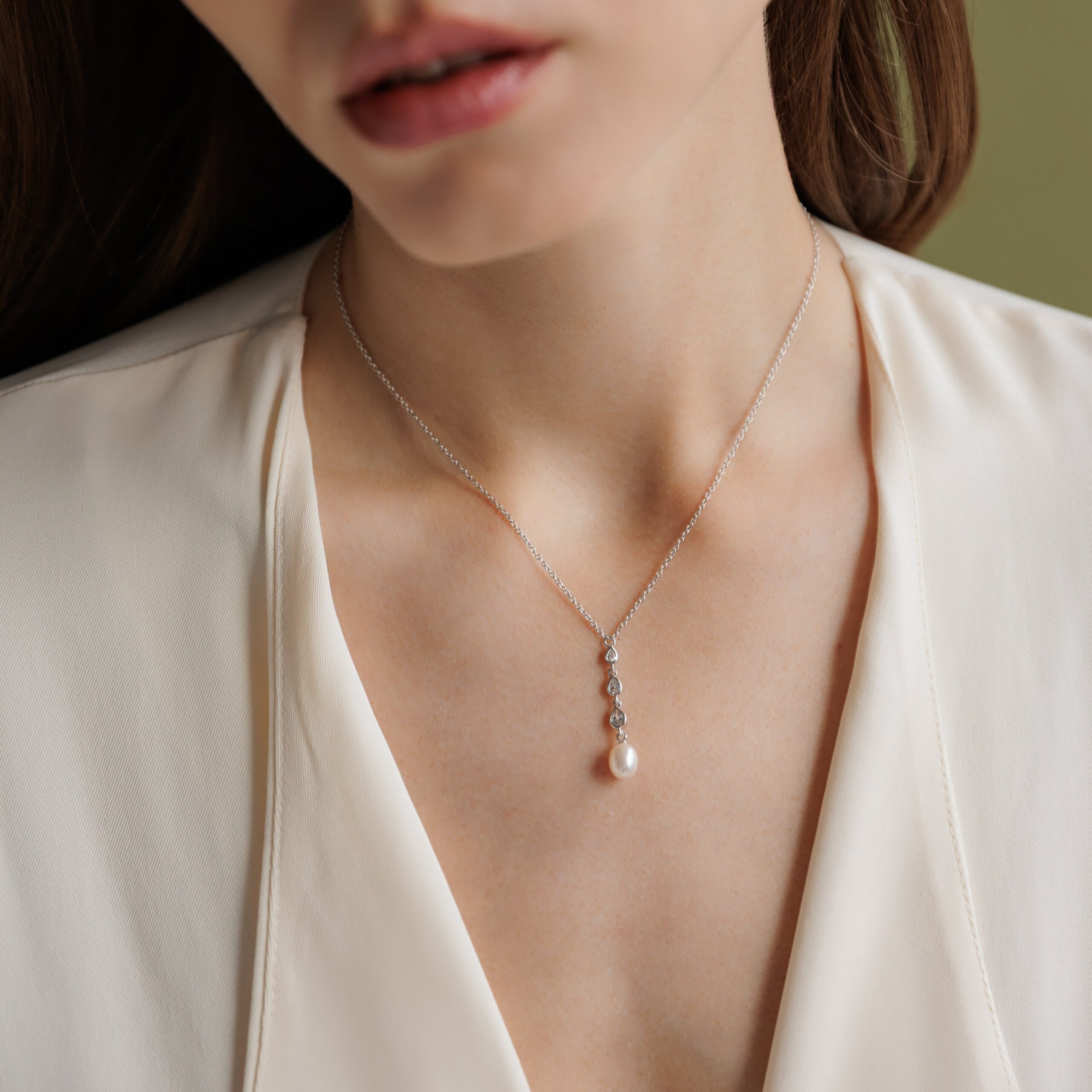 Collar con colgante de perla de agua dulce y circonita con plata de ley 925 rodiada – Gaura Pearls - Imagen 2