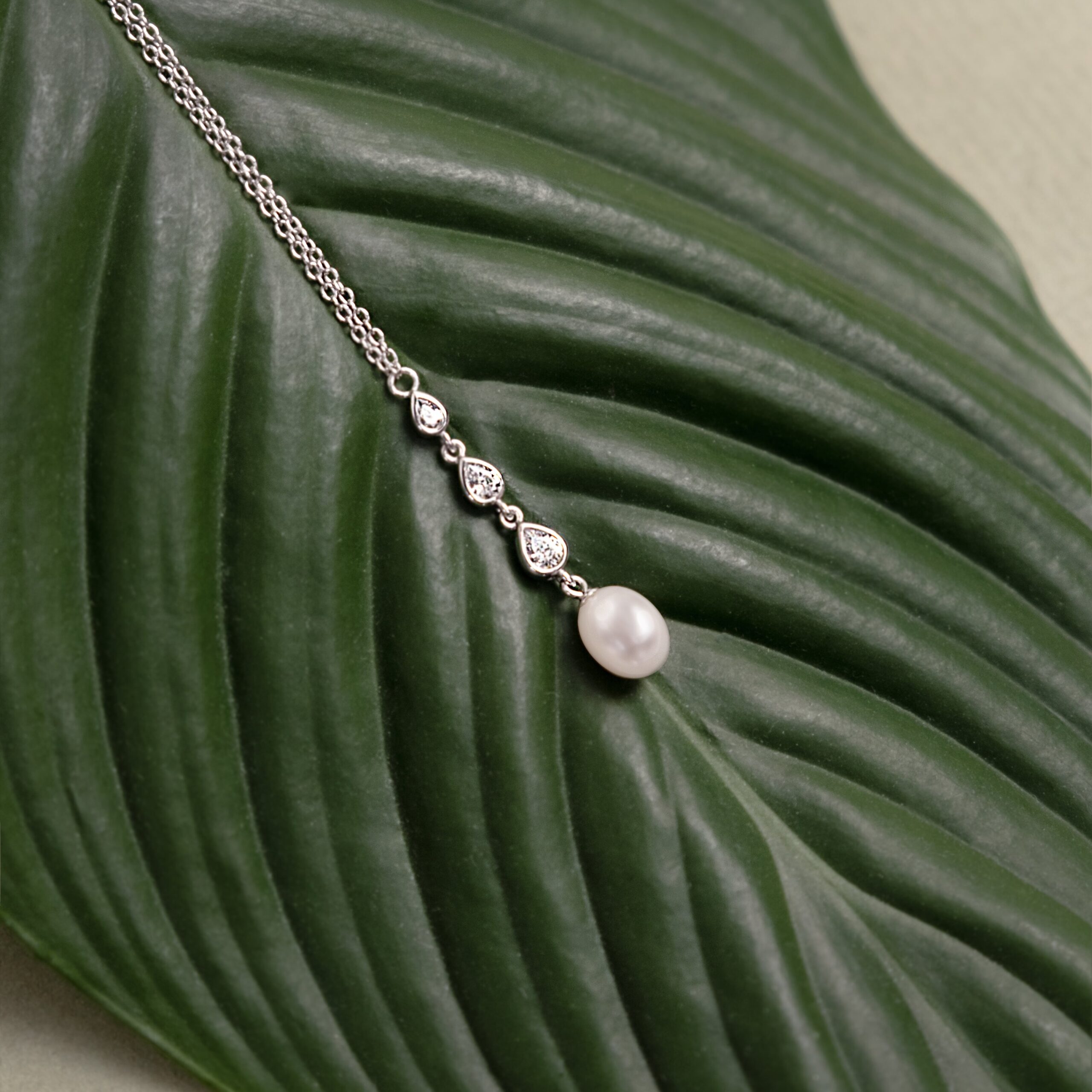 Collar con colgante de perla de agua dulce y circonita con plata de ley 925 rodiada – Gaura Pearls - Imagen 4
