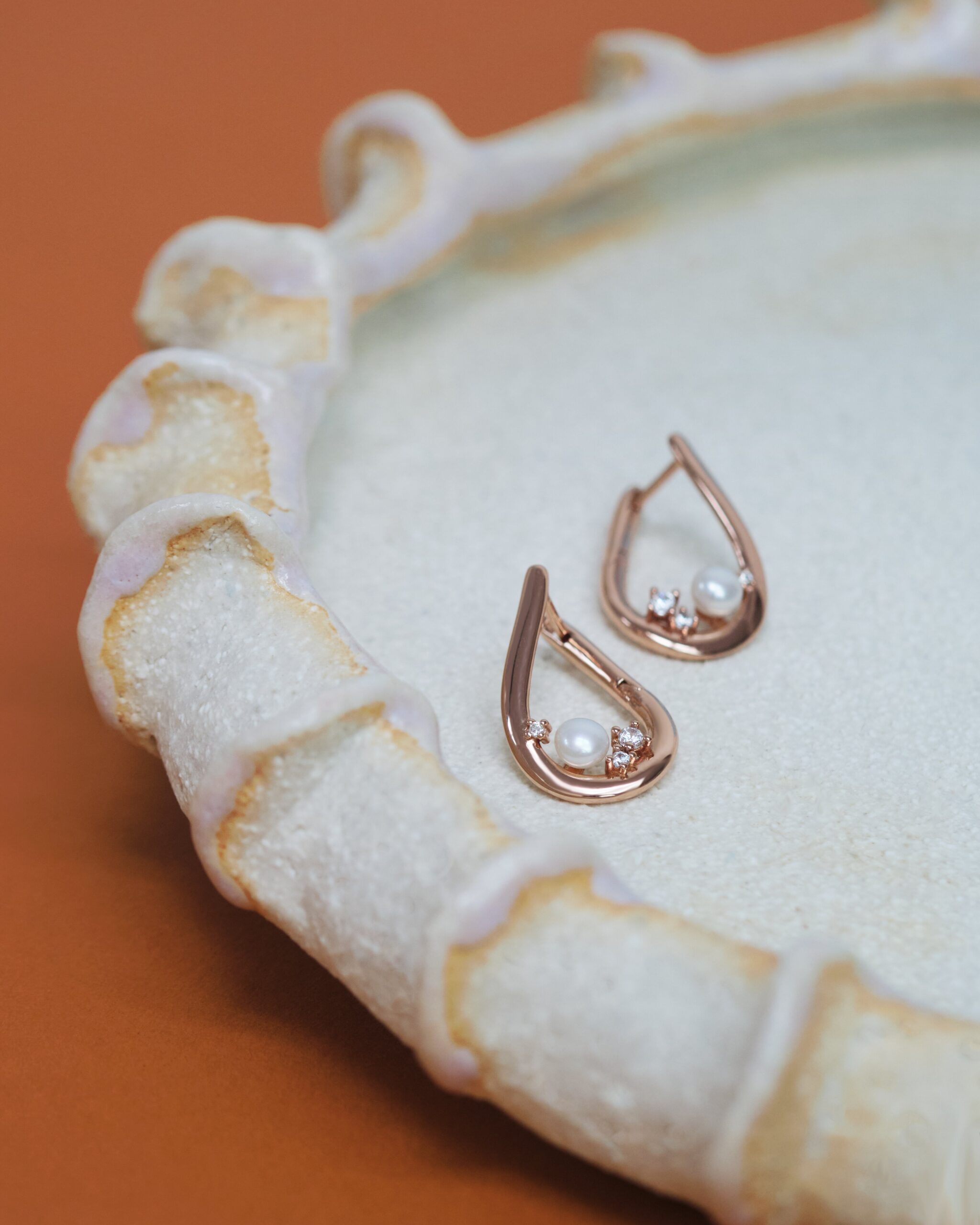 Pendientes de plata de ley 925 con baño de oro rosa de 14K, perla de agua dulce y cristal de circonita – Gaura Pearls - Imagen 2